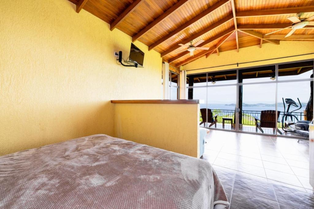 Casa Amarilla 4br Bay-view Villa - 8 Guests