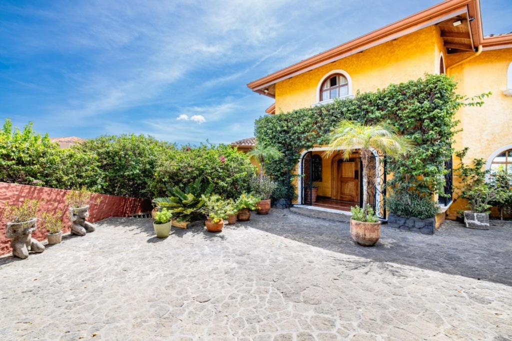 Casa Amarilla 4br Bay-view Villa - 8 Guests