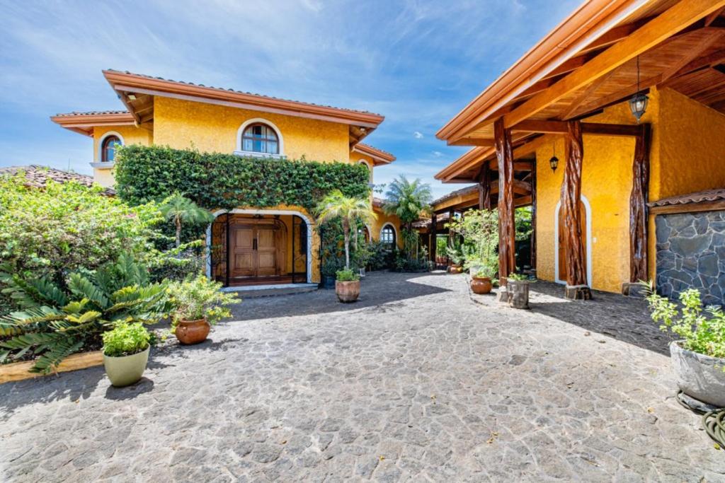 Casa Amarilla 4br Bay-view Villa - 8 Guests