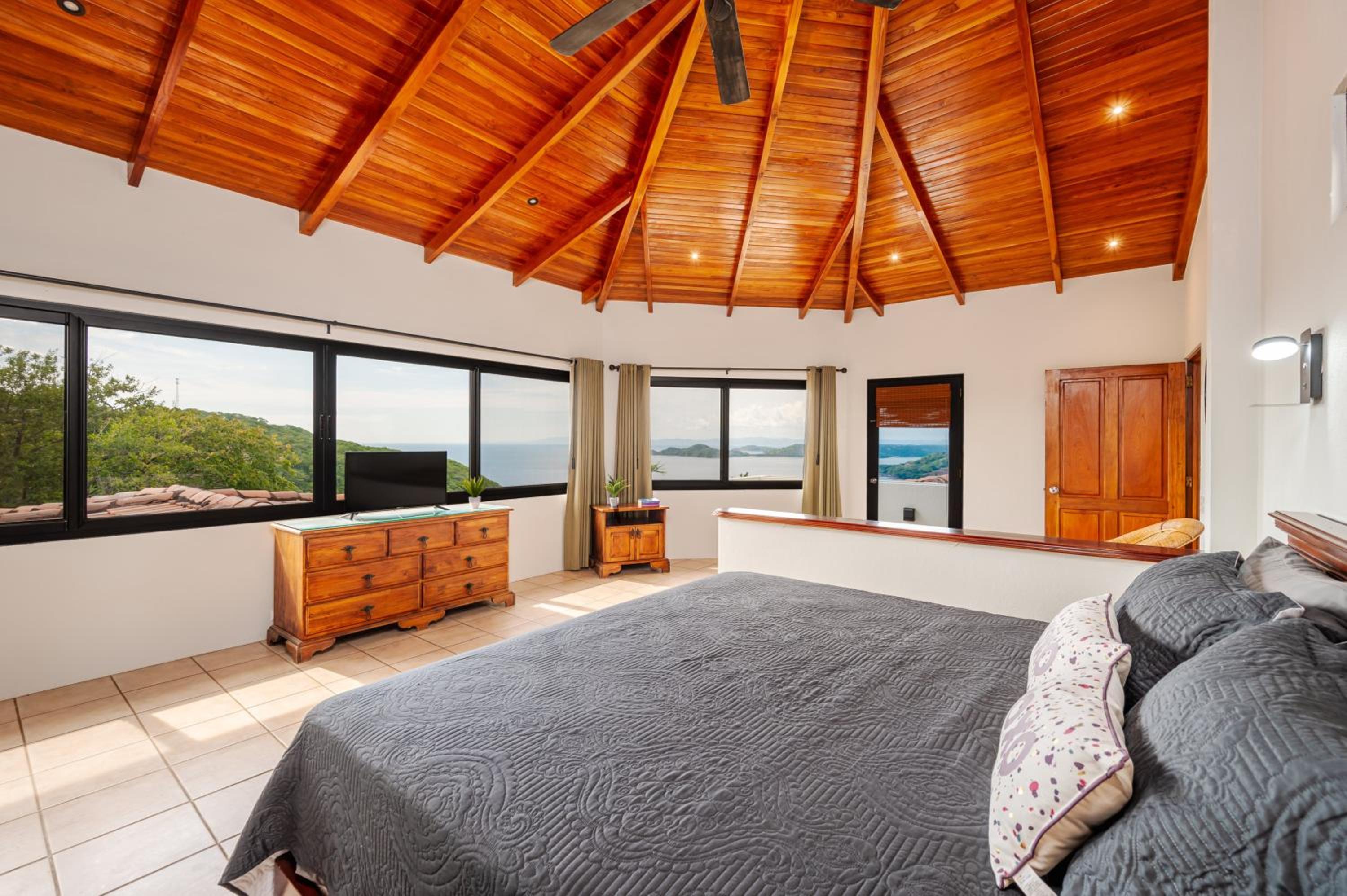 Vista Oceano 5br Villa With Bay View - 7 Guests
