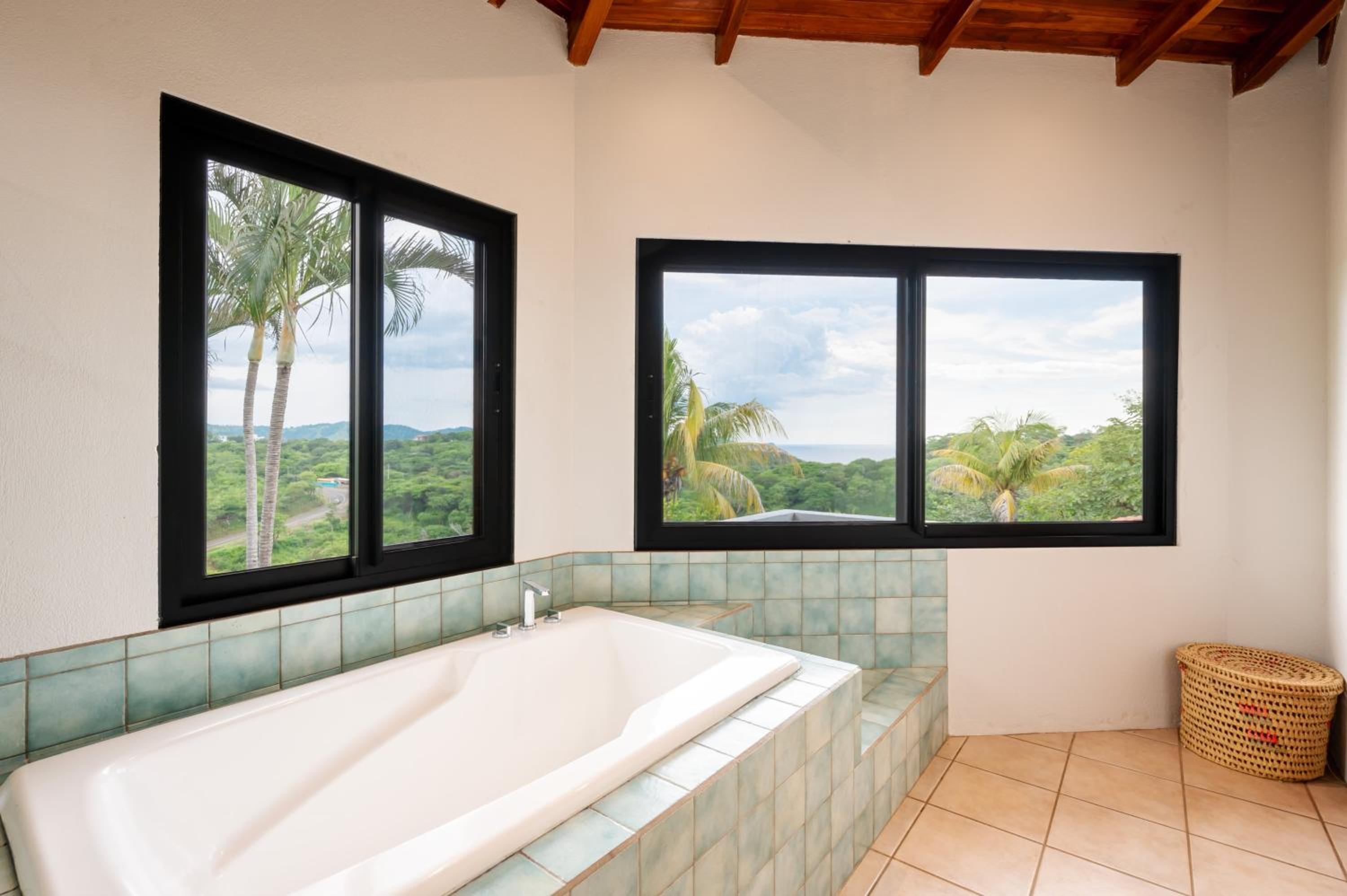 Vista Oceano 5br Villa With Bay View - 7 Guests