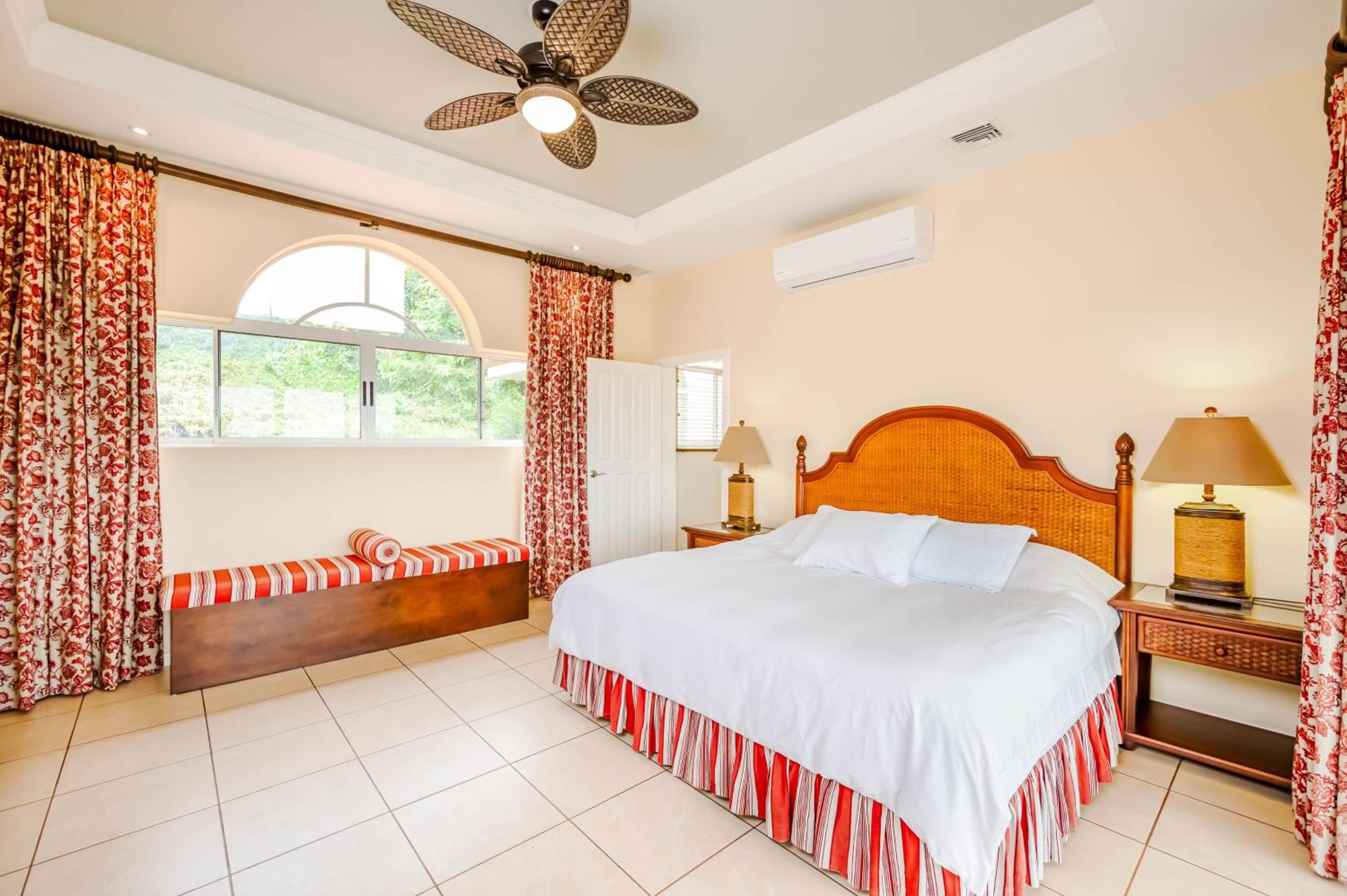 Nube Nueve 5BR Villa w Pool & Ocean Views