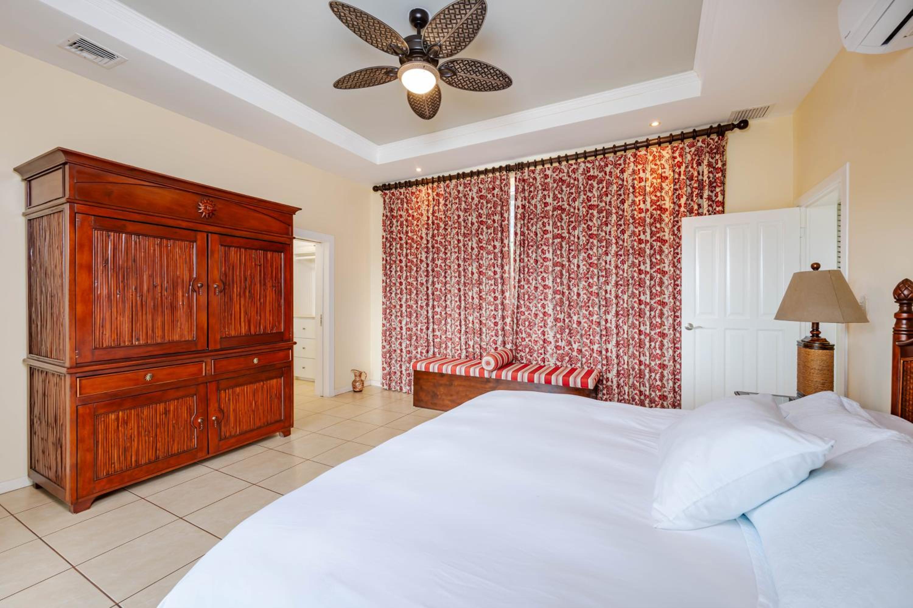 Nube Nueve 5BR Villa w Pool & Ocean Views