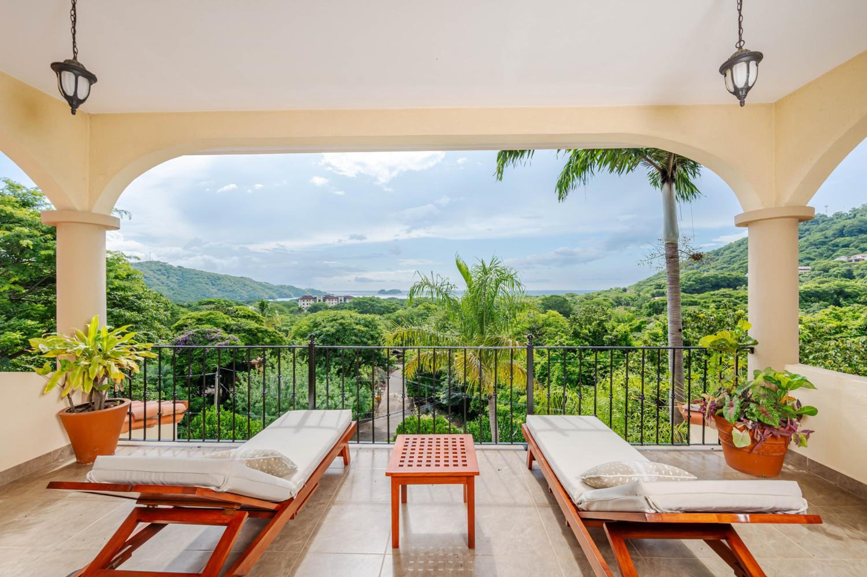 Nube Nueve 5BR Villa w Pool & Ocean Views
