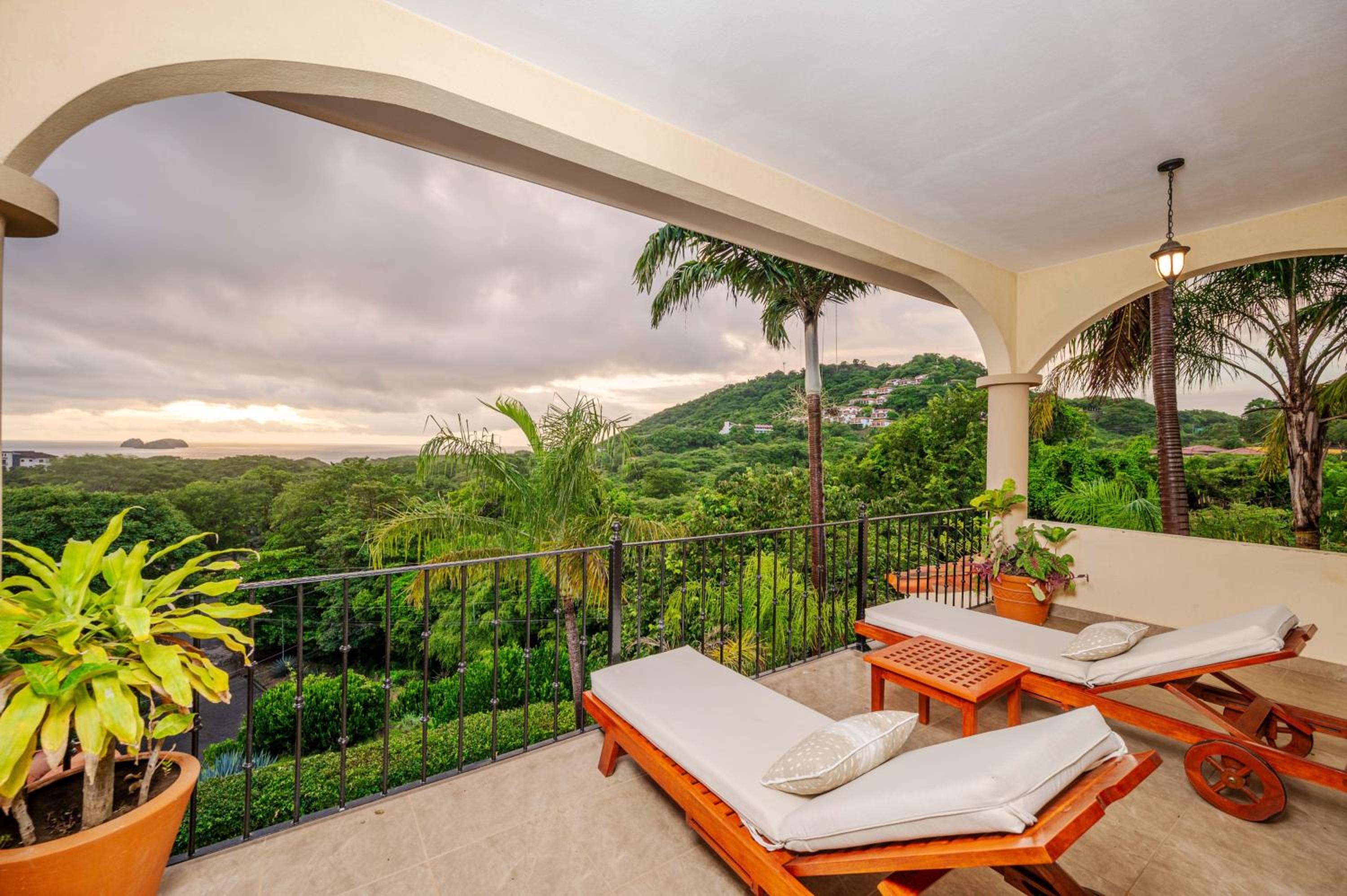 Nube Nueve 5BR Villa w Pool & Ocean Views
