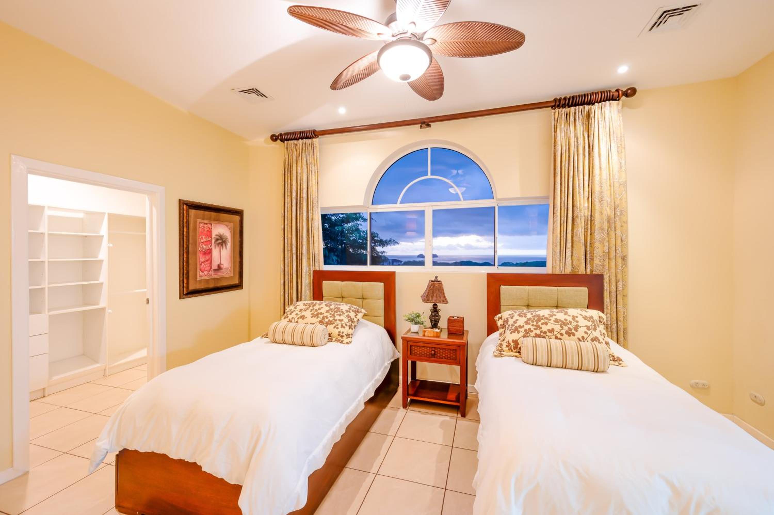 Nube Nueve 5BR Villa w Pool & Ocean Views