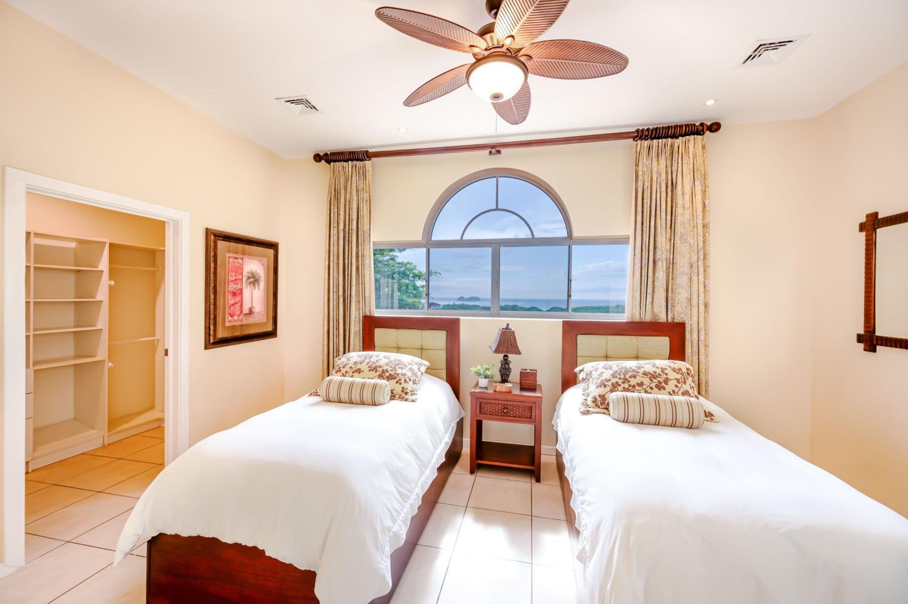 Nube Nueve 5BR Villa w Pool & Ocean Views