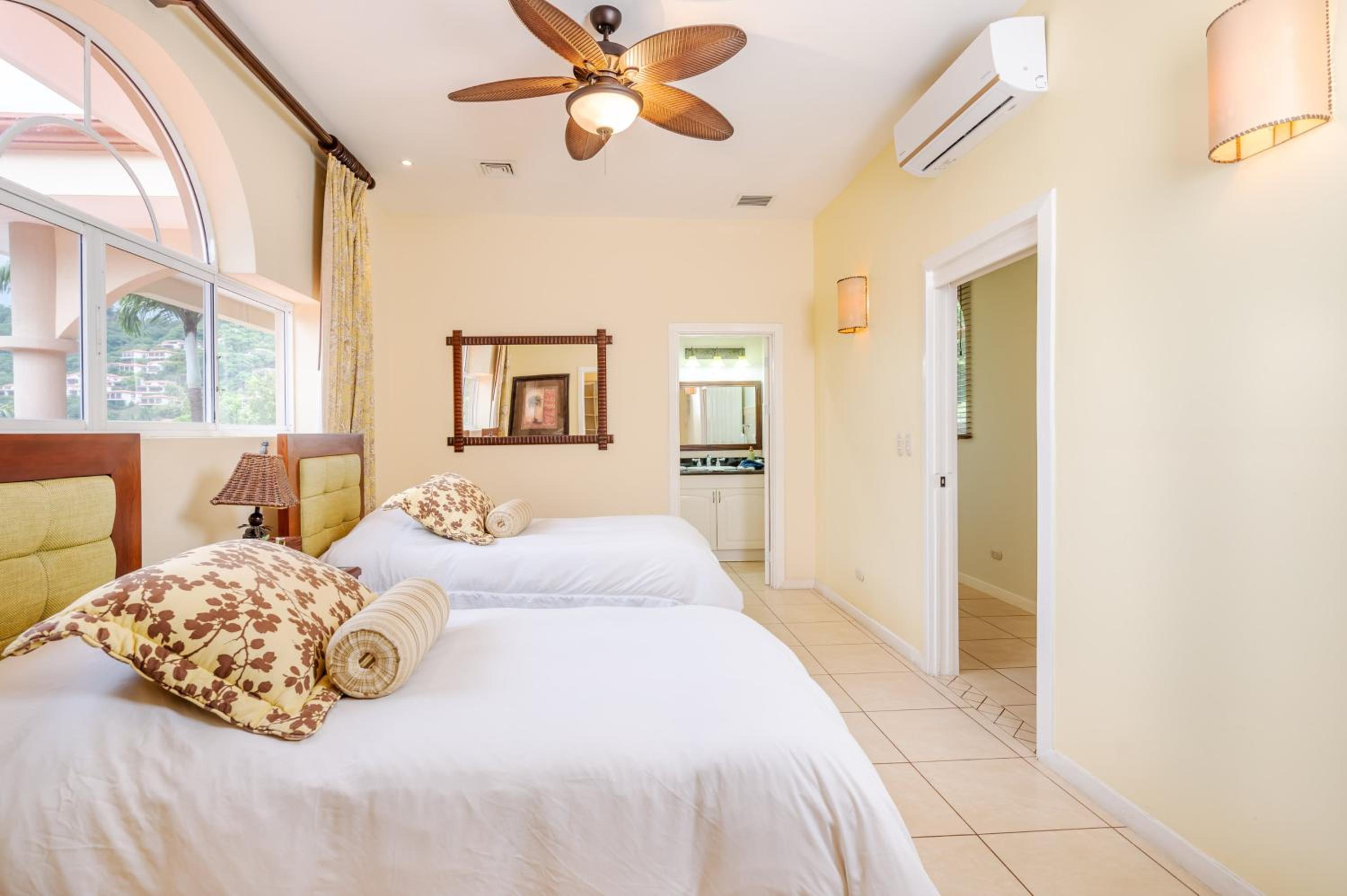 Nube Nueve 5BR Villa w Pool & Ocean Views