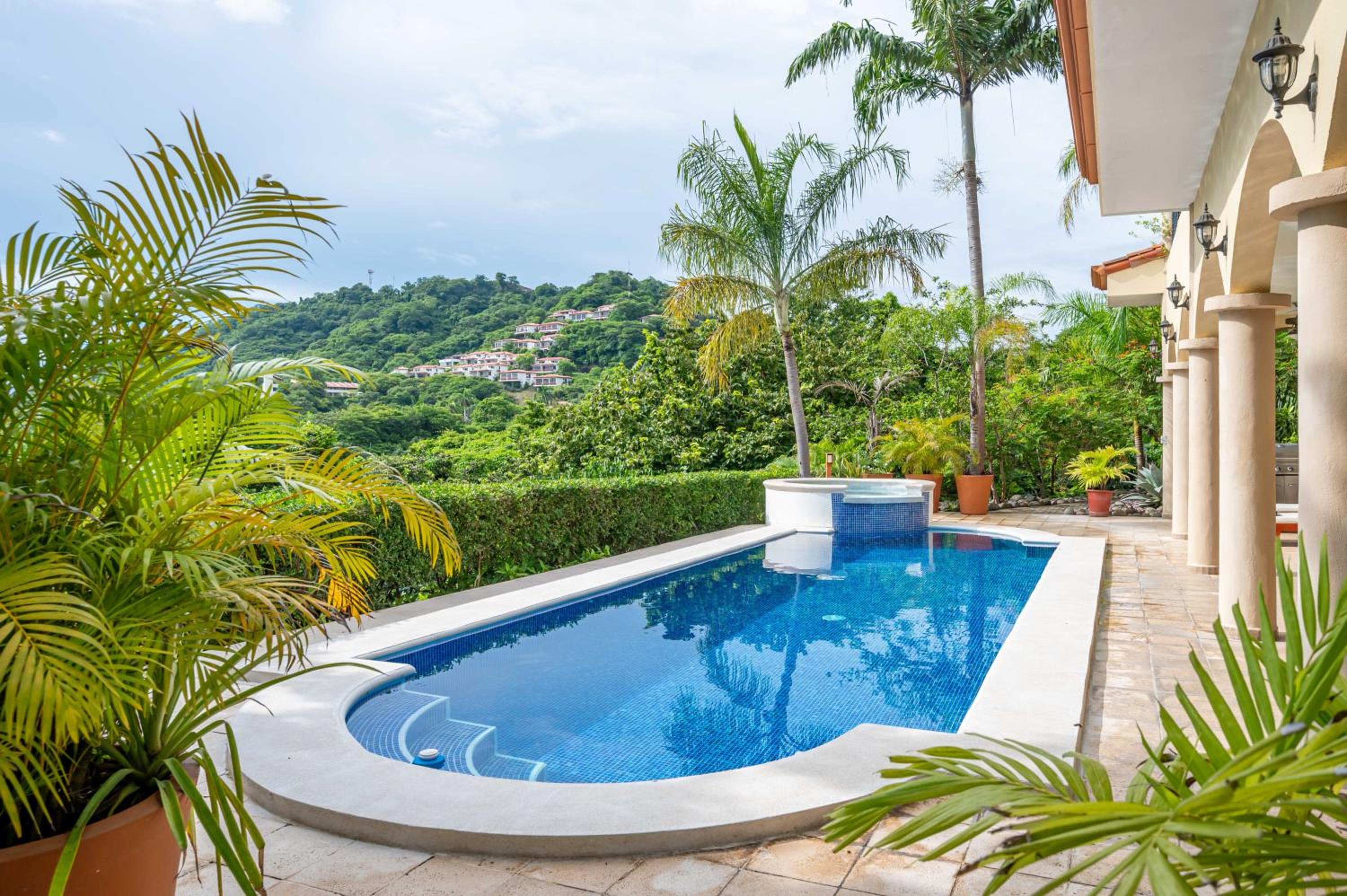 Nube Nueve 5BR Villa w Pool & Ocean Views