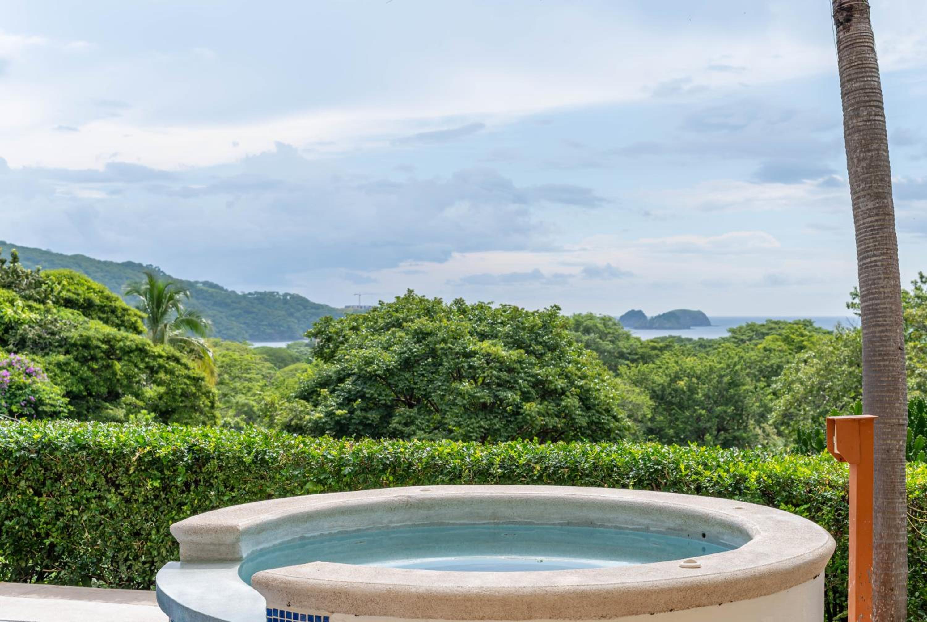 Nube Nueve 5BR Villa w Pool & Ocean Views
