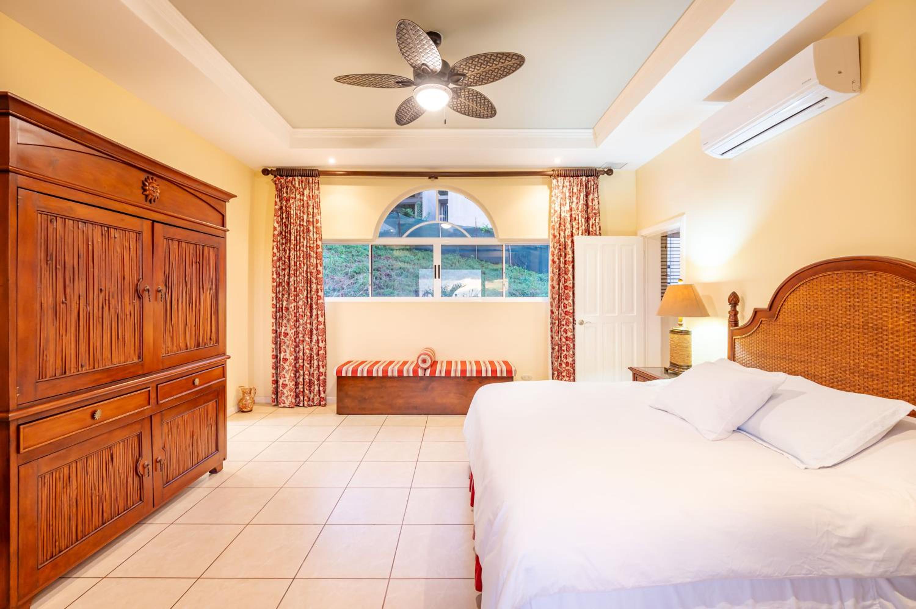 Nube Nueve 5BR Villa w Pool & Ocean Views