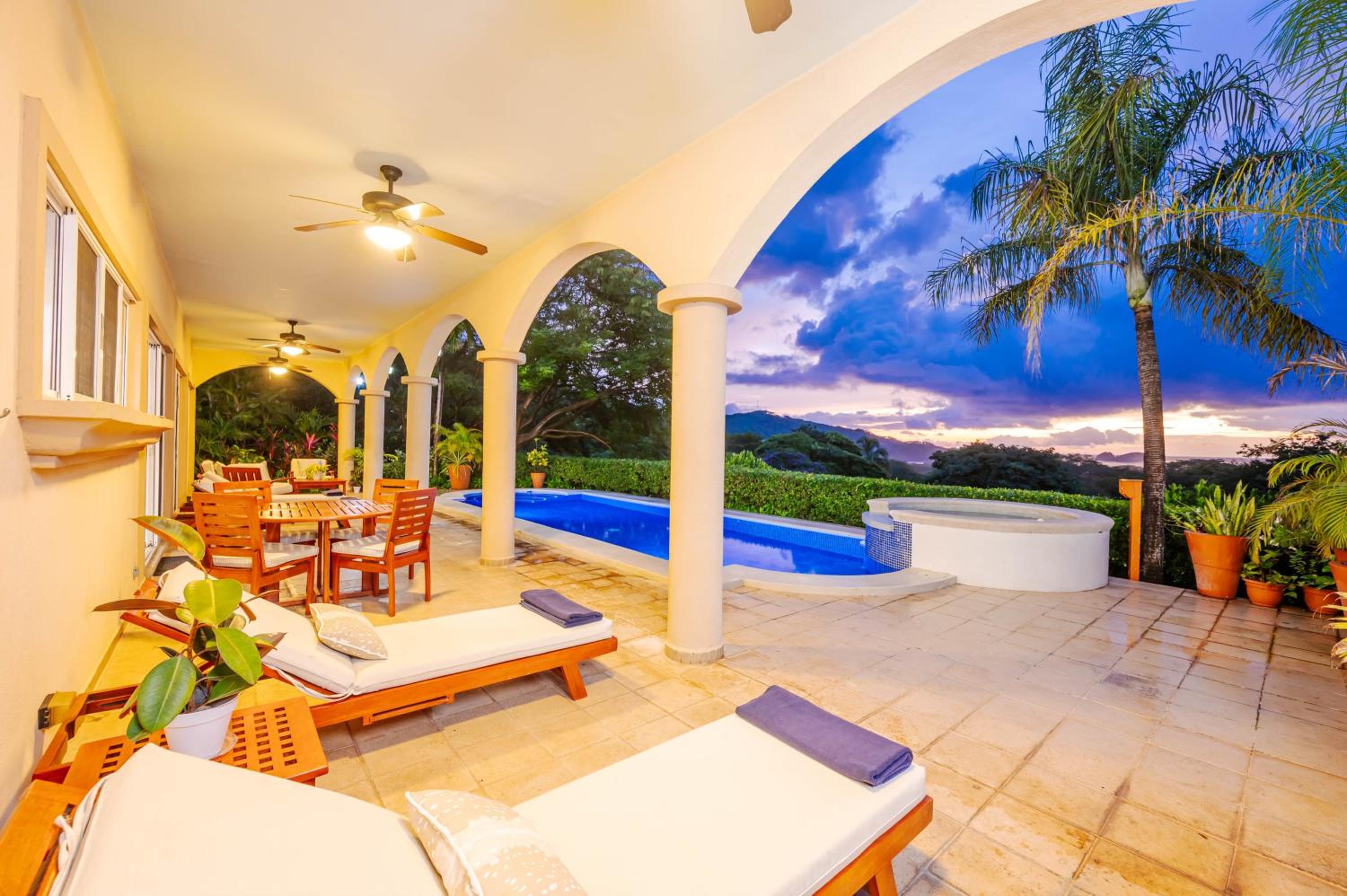 Nube Nueve 5BR Villa w Pool & Ocean Views