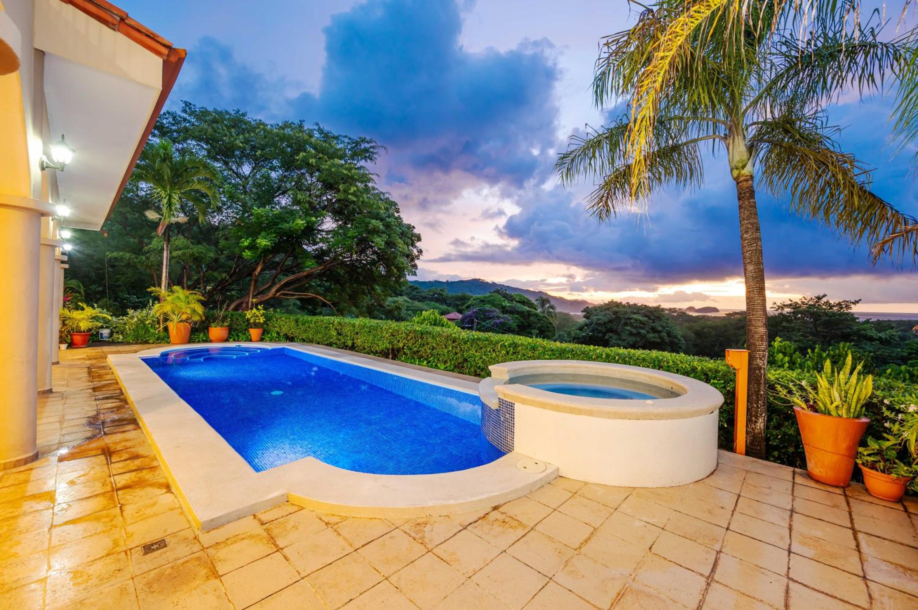 Nube Nueve 5BR Villa w Pool & Ocean Views