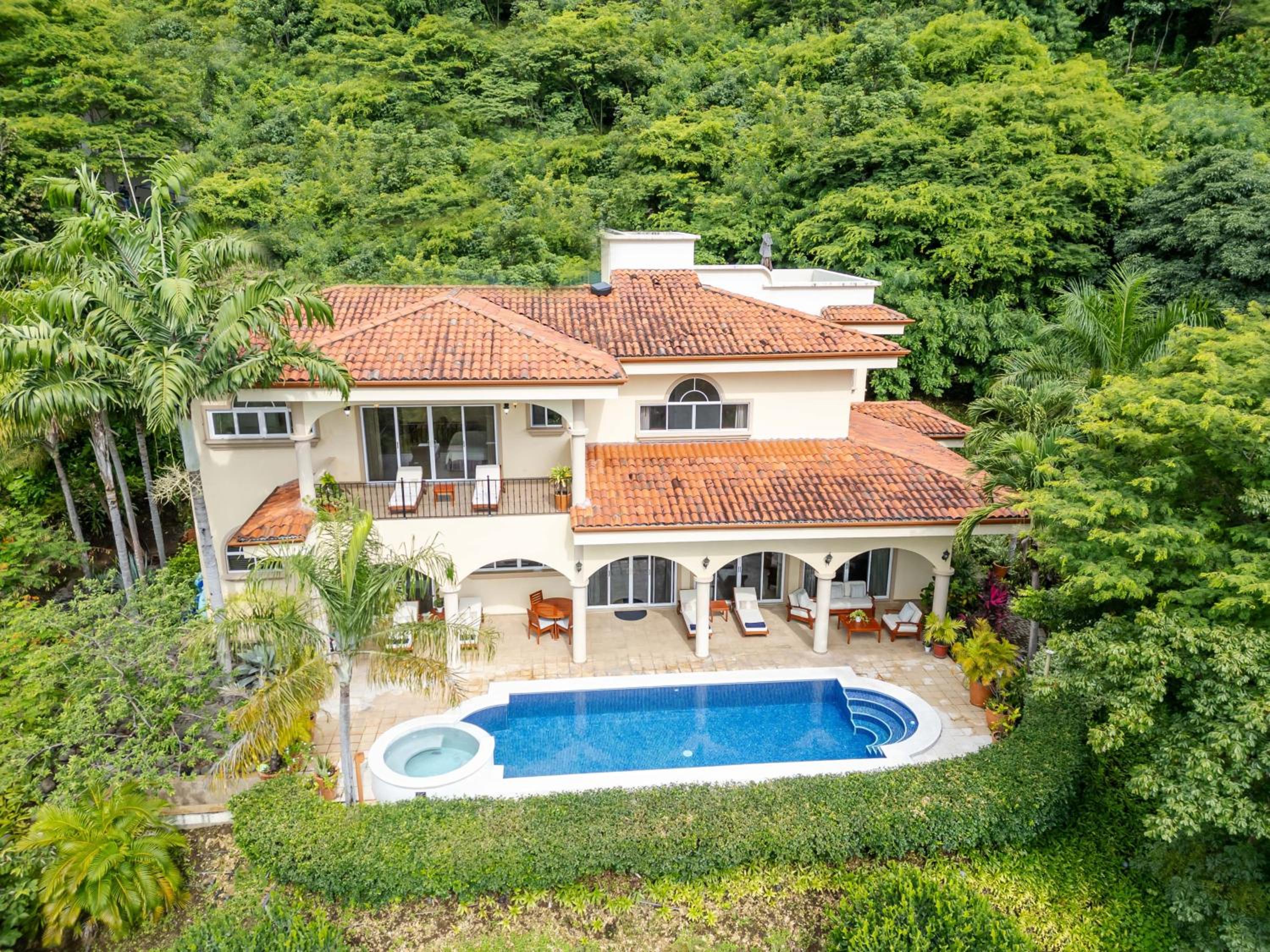 Nube Nueve 5BR Villa w Pool & Ocean Views
