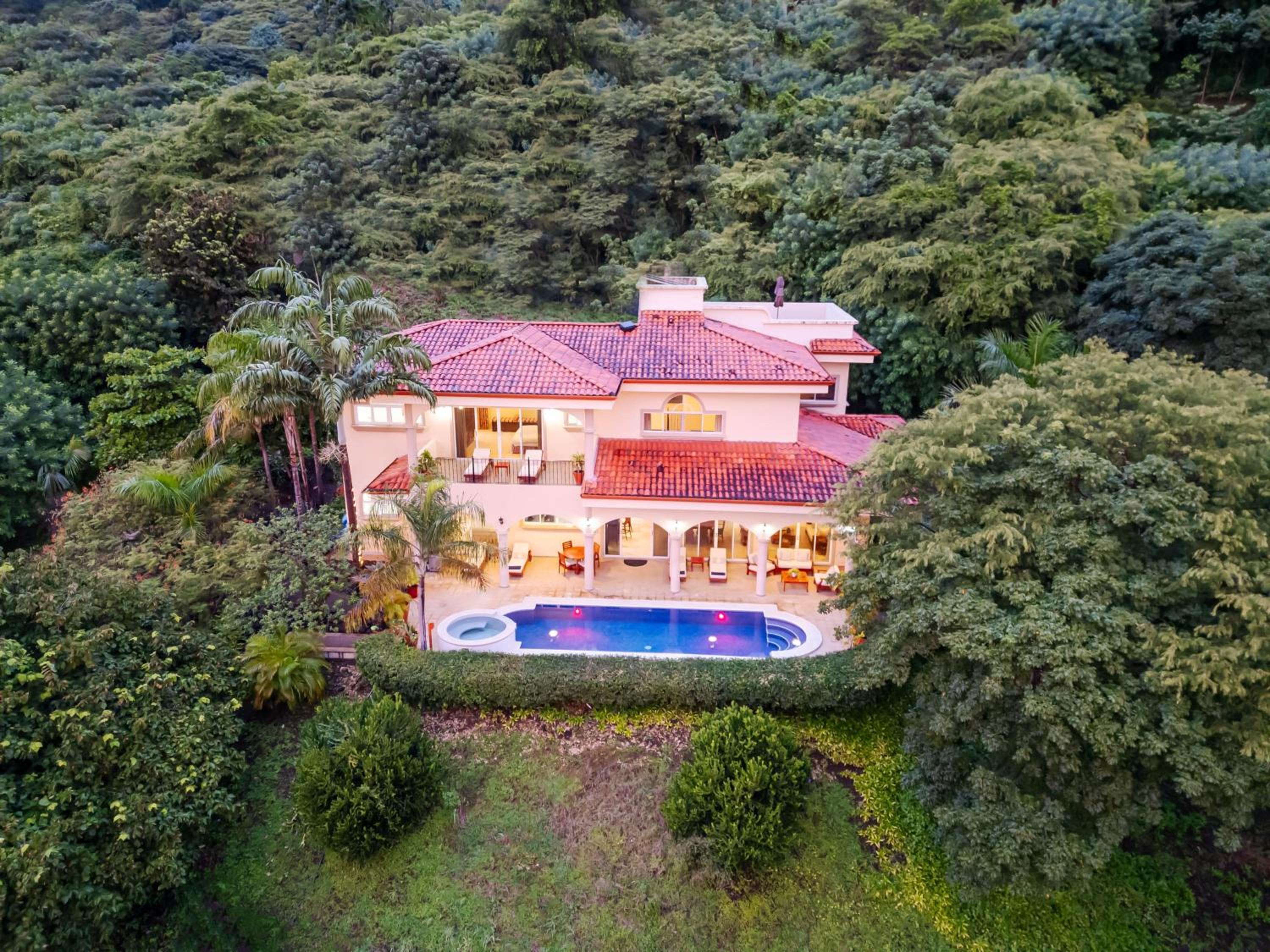 Nube Nueve 5BR Villa w Pool & Ocean Views