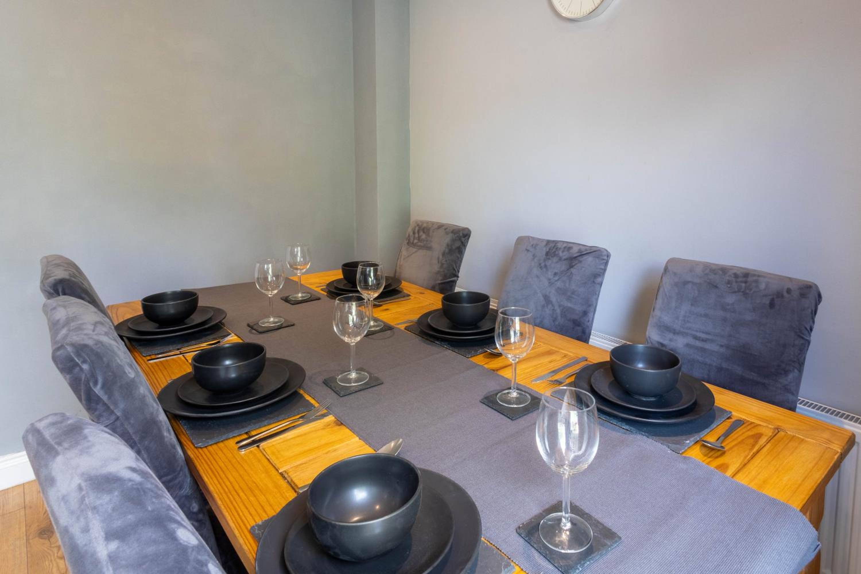 Central 3BR House - free parking - fast WI-FI- smart tv