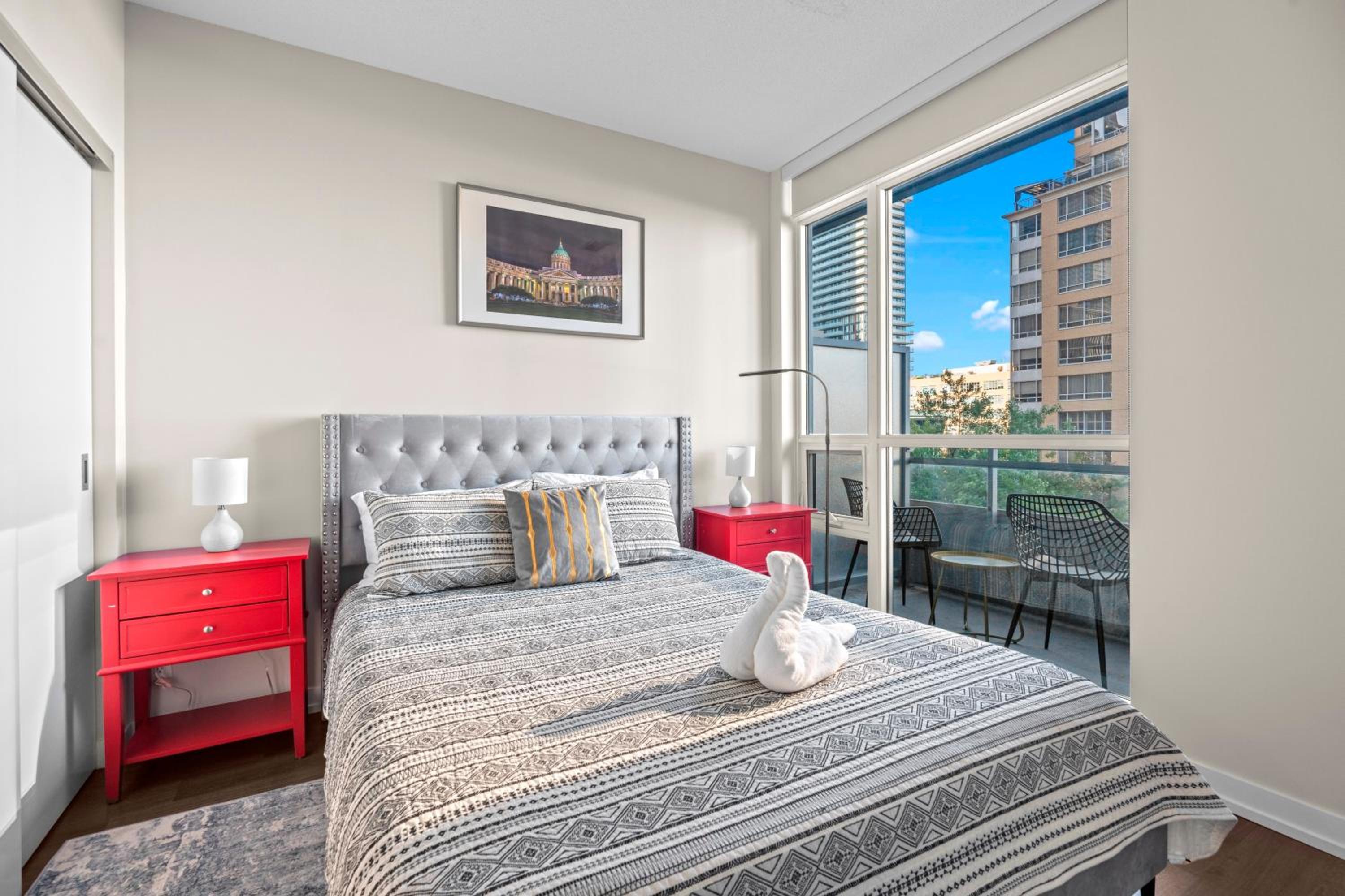 Modern Lillian St Apartments by GLOBALSTAY