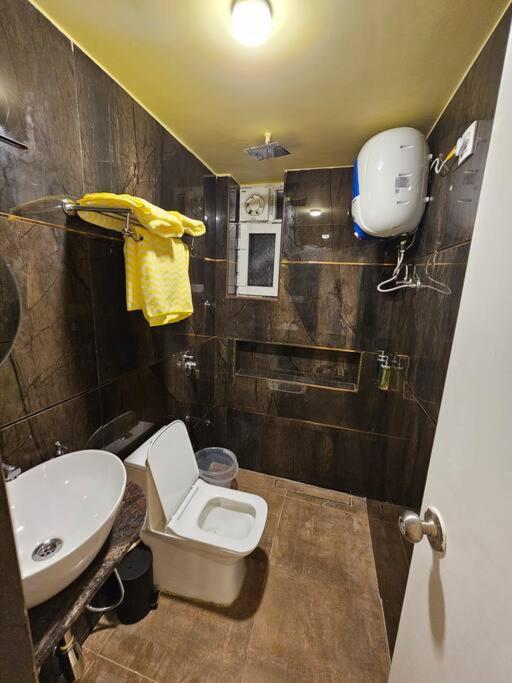 2 BHK APT in RustamBagh - Indranagar view 4