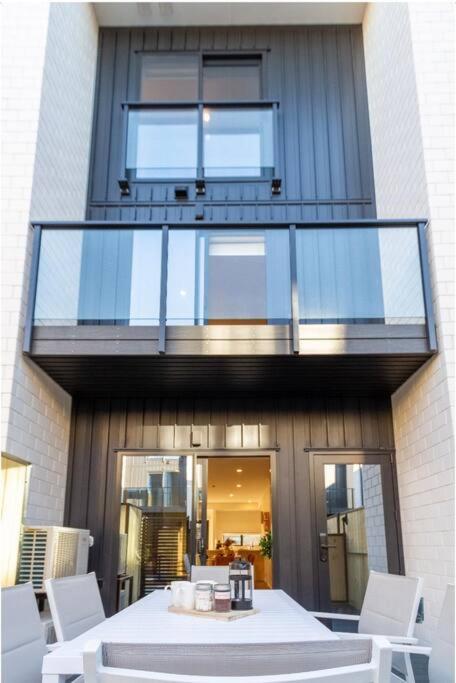 3 Minutes walk to Riverside Market 4bed4bath view 5