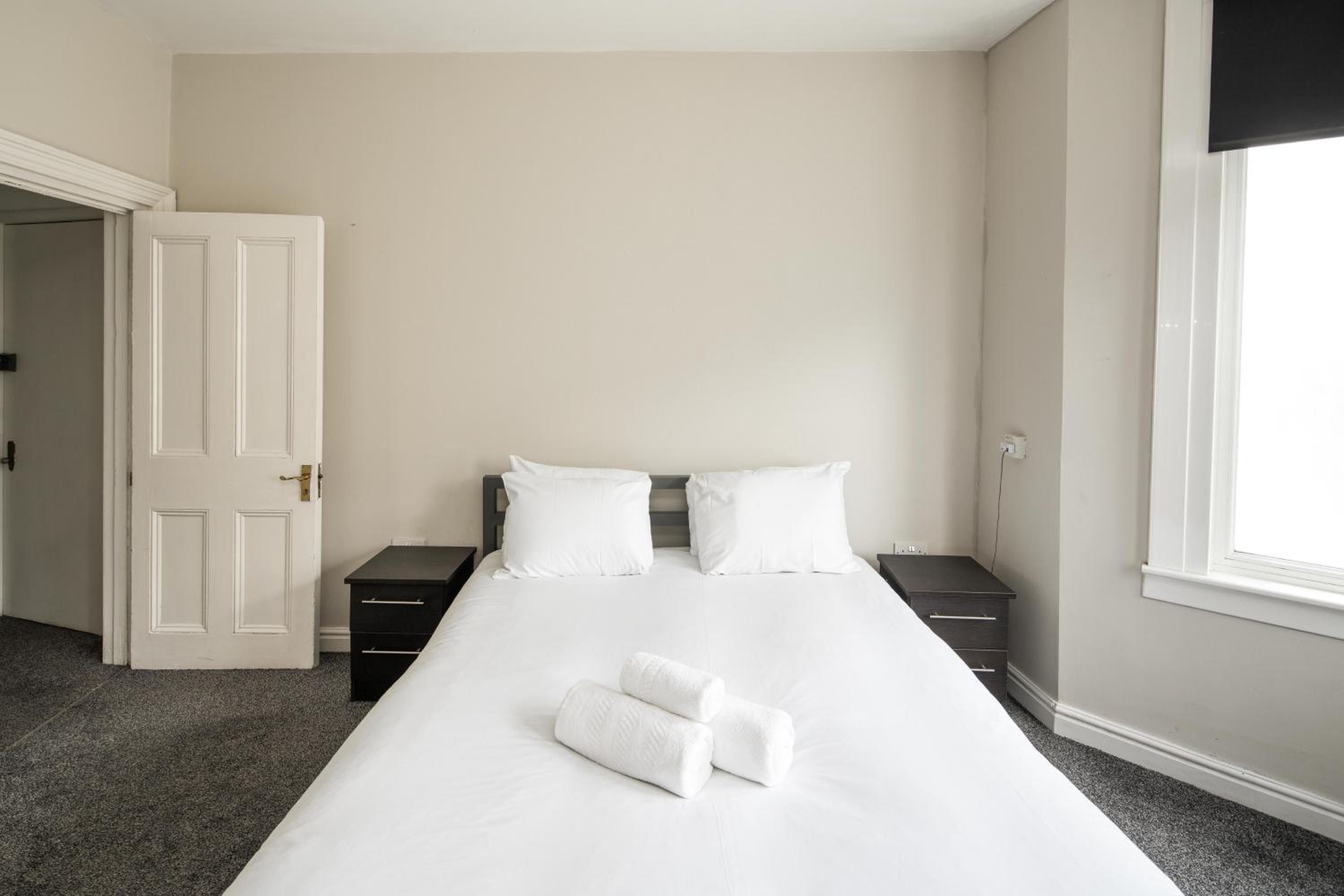 Charming Brixton Flat with Patio & Modern Comforts — bedroom