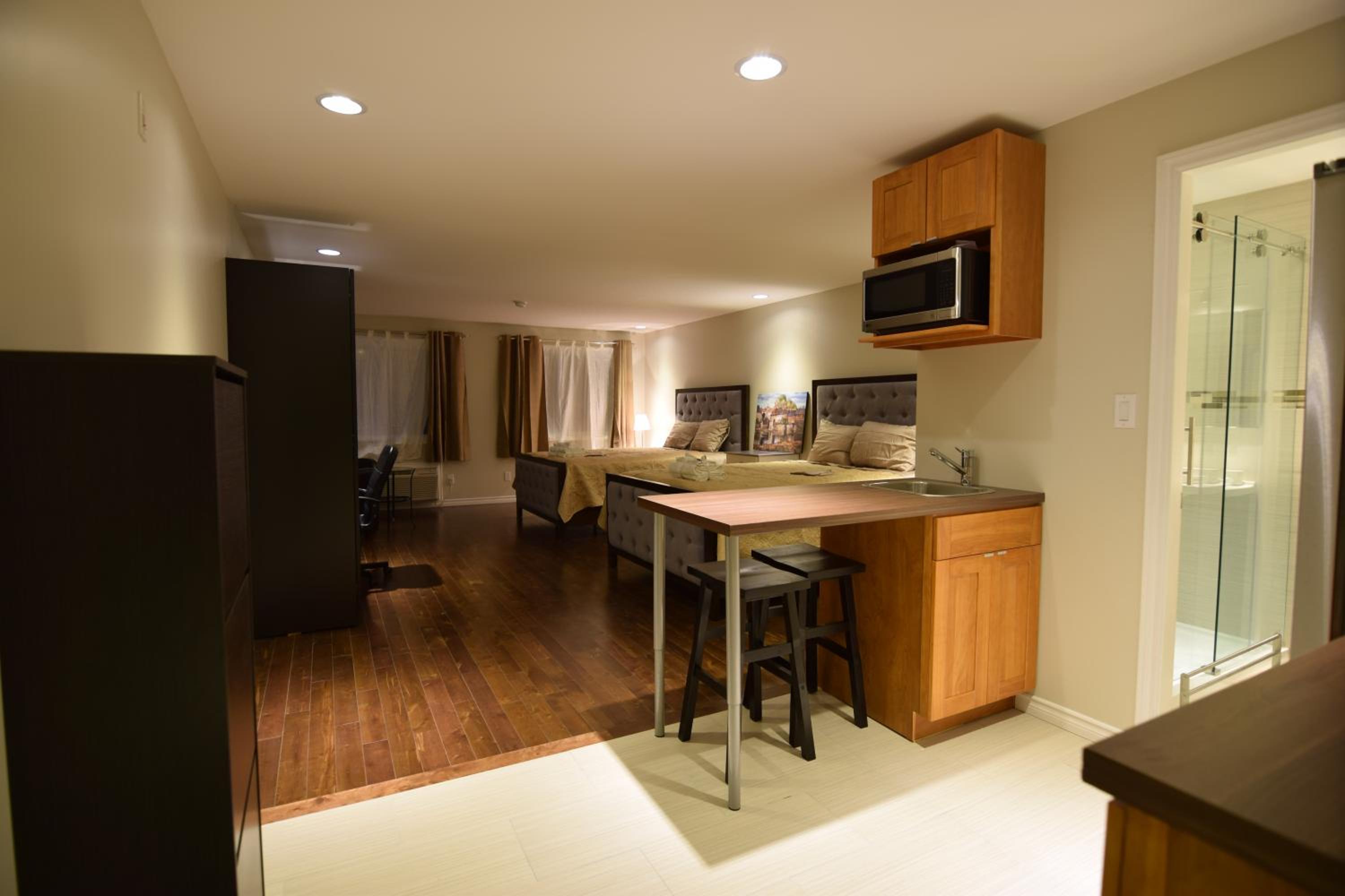 The Lion Inn & Suites