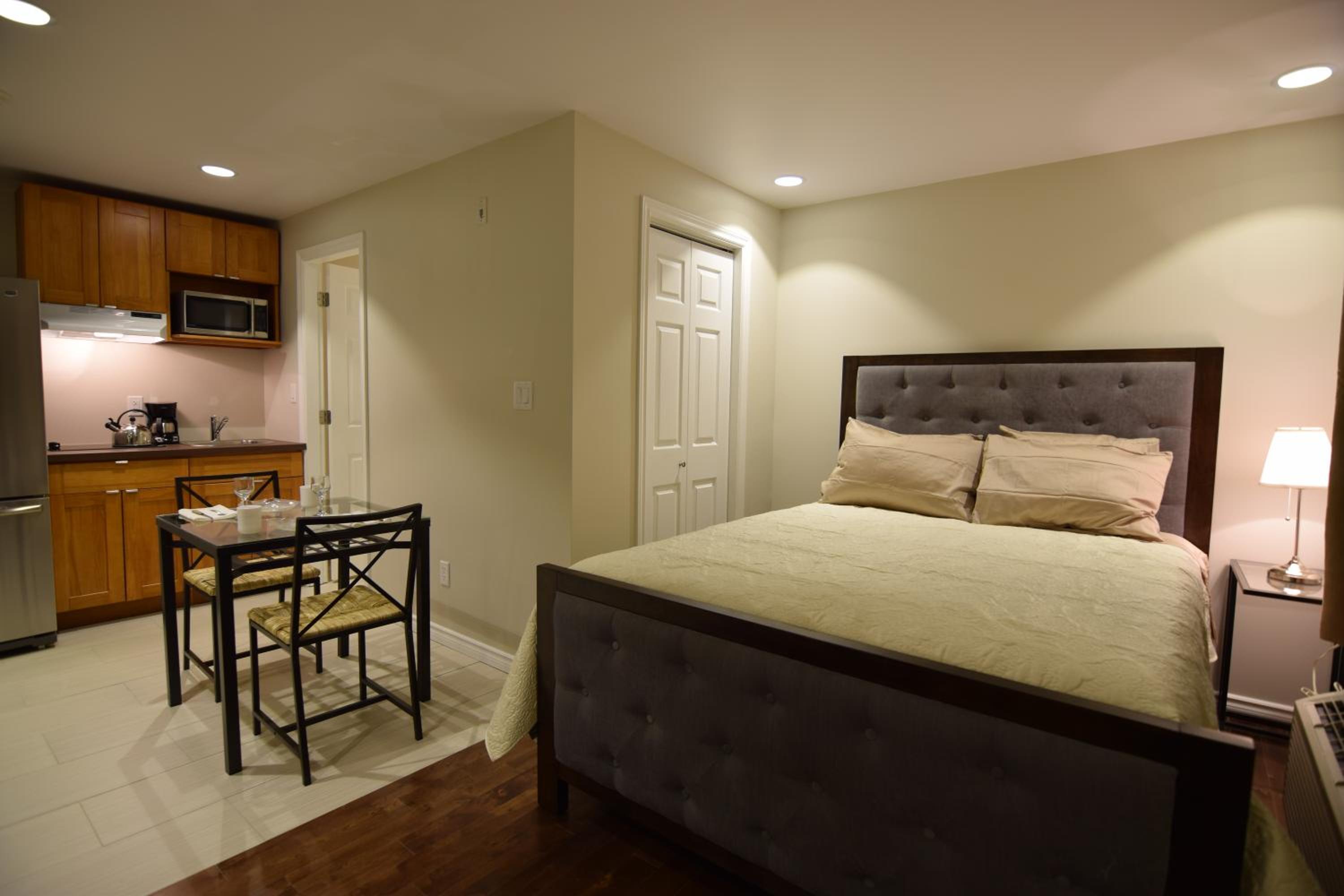 The Lion Inn & Suites