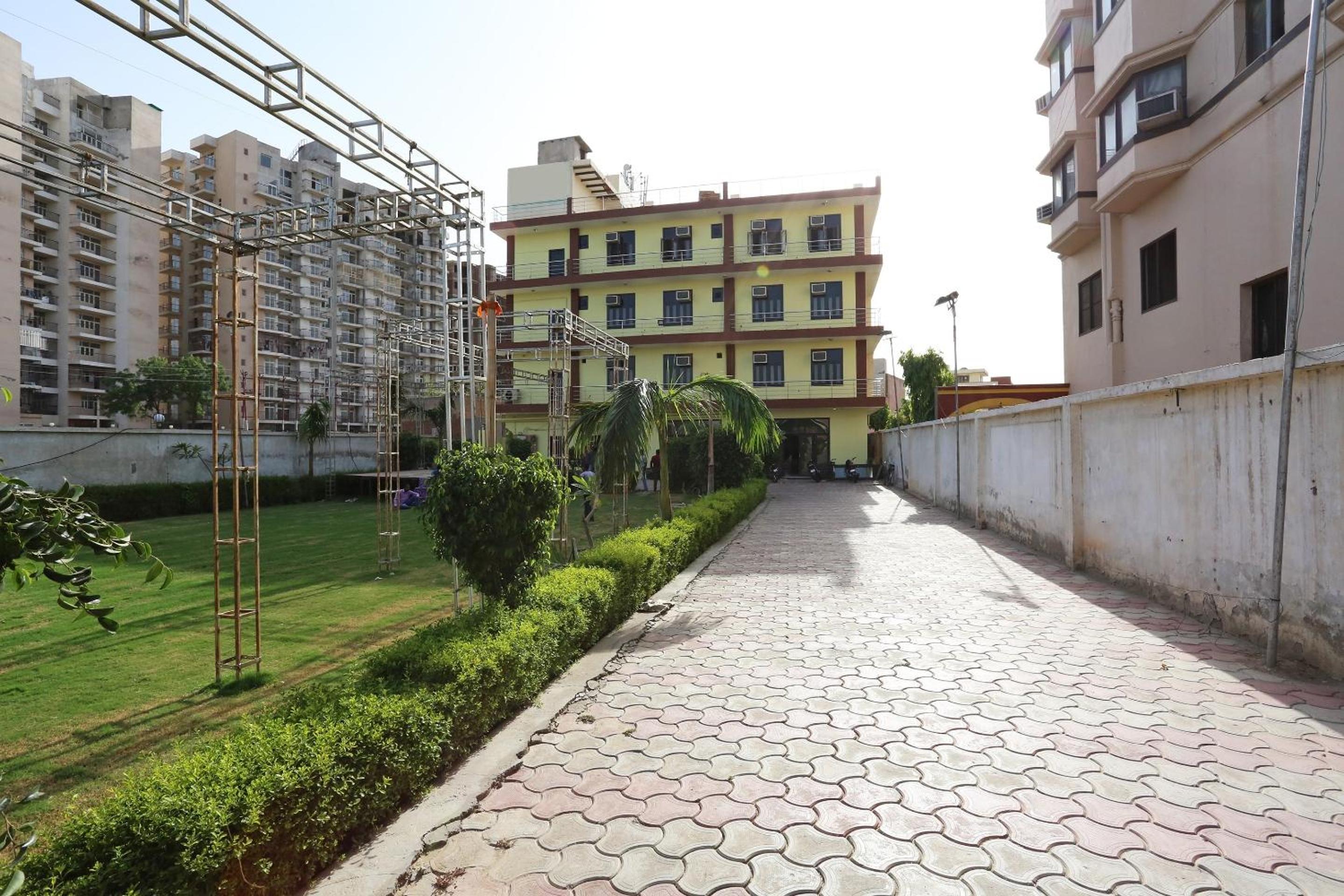 Super Hotel O Shree Radha Resort