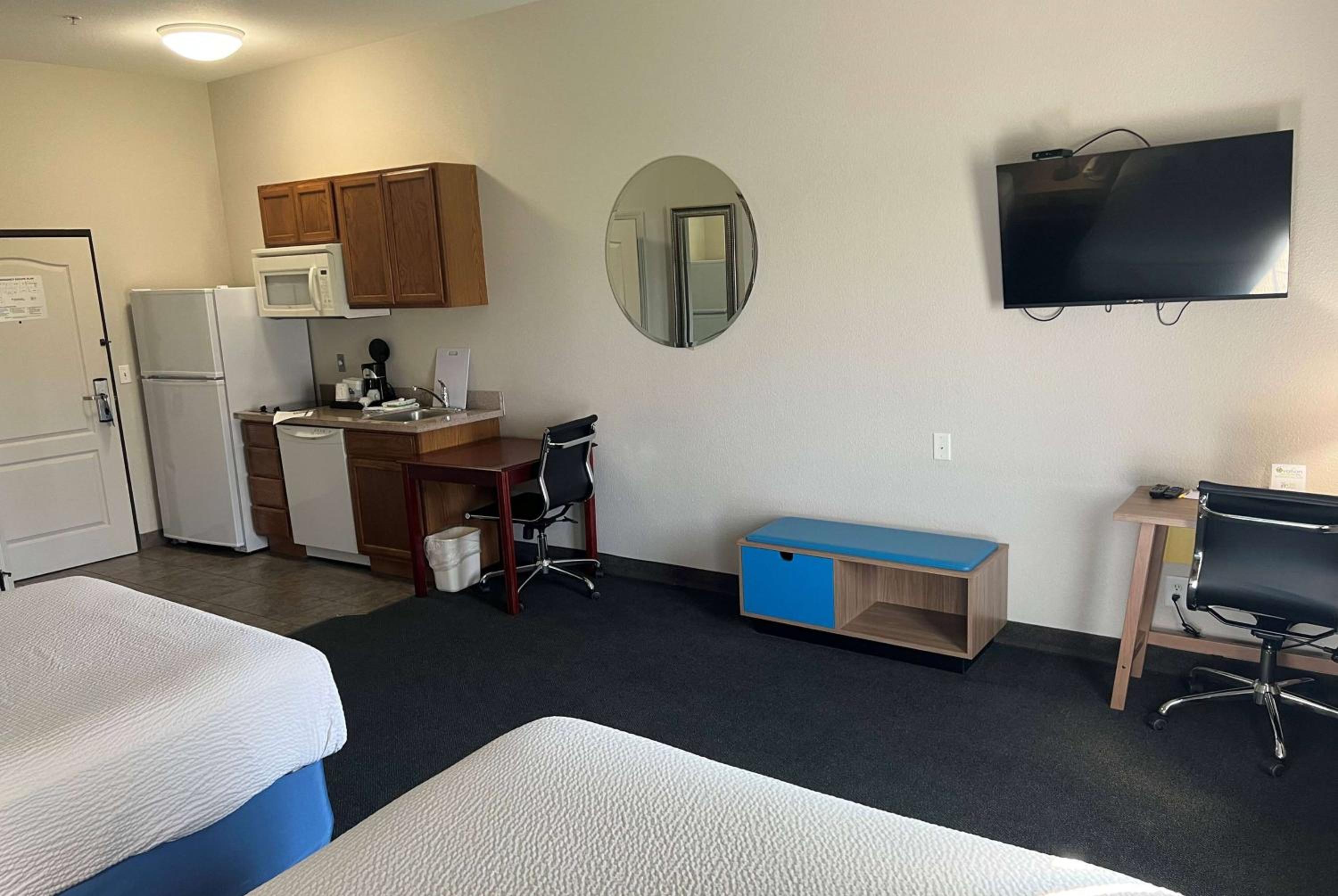 Days Inn & Suites by Wyndham Columbus NE