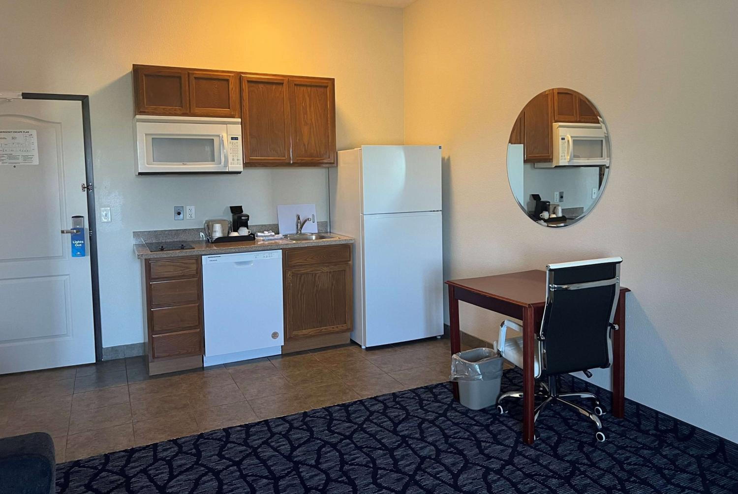 Days Inn & Suites by Wyndham Columbus NE