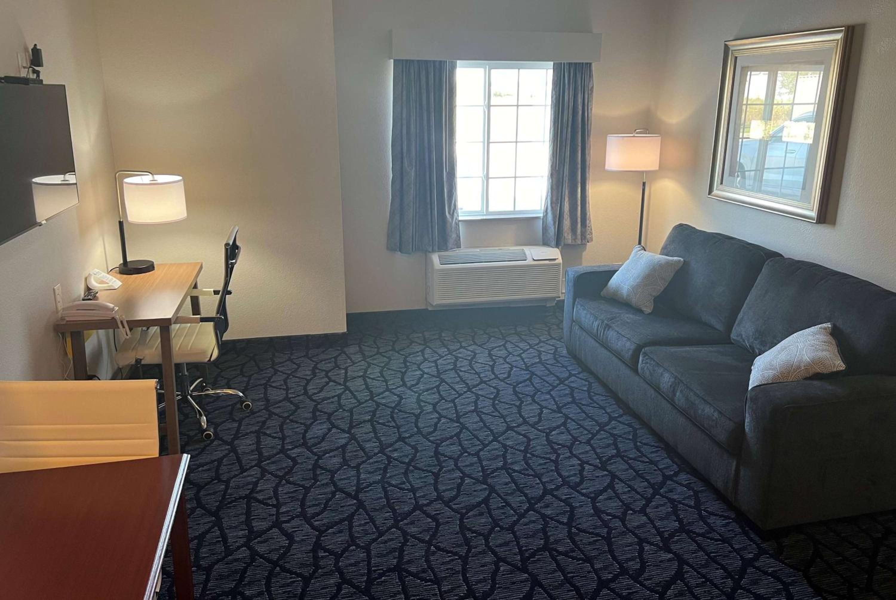 Days Inn & Suites by Wyndham Columbus NE