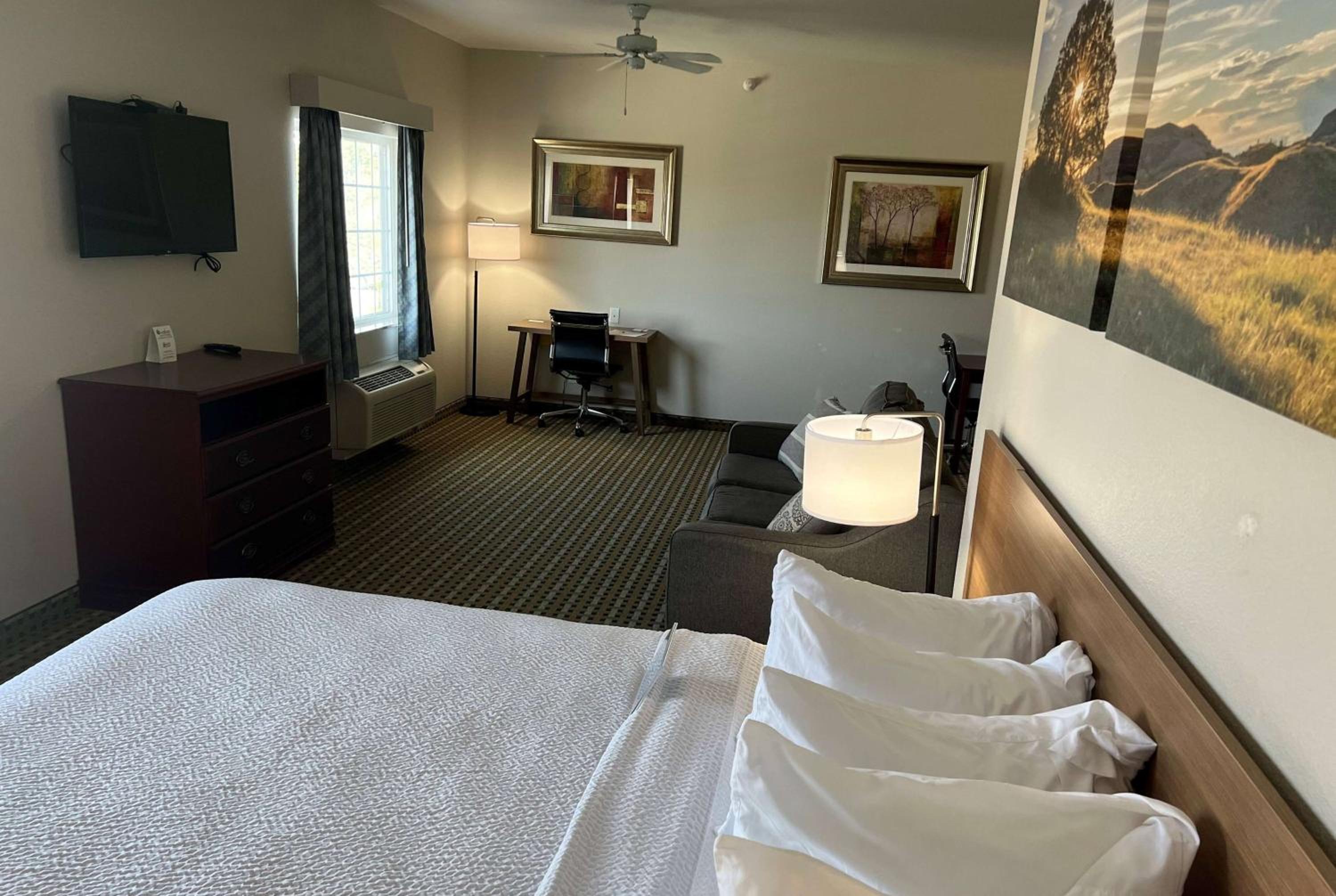 Days Inn & Suites by Wyndham Columbus NE