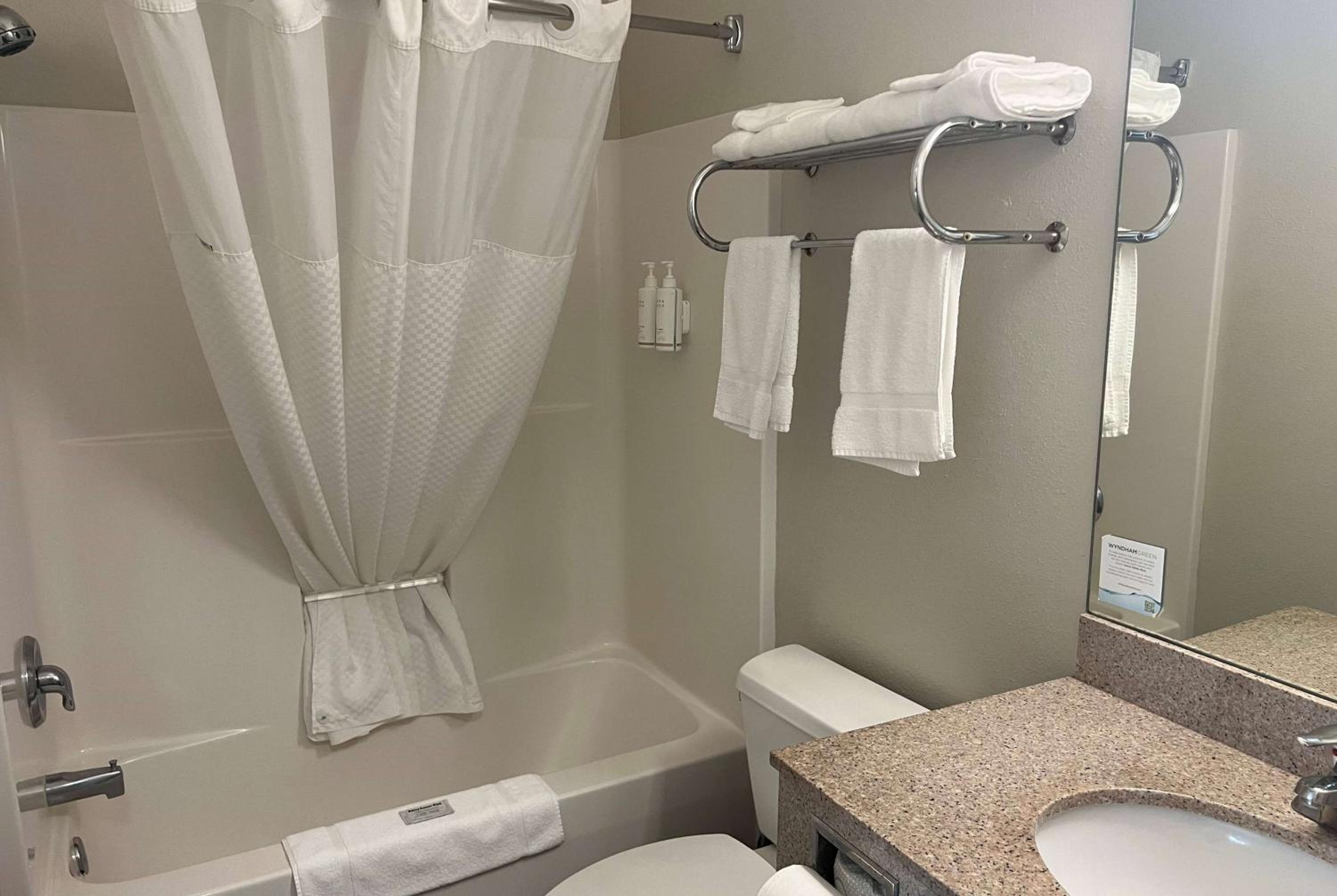 Days Inn & Suites by Wyndham Columbus NE