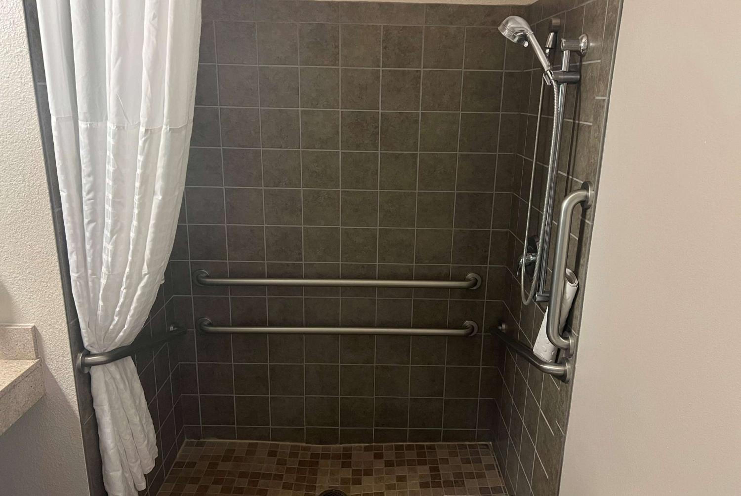 Days Inn & Suites by Wyndham Columbus NE