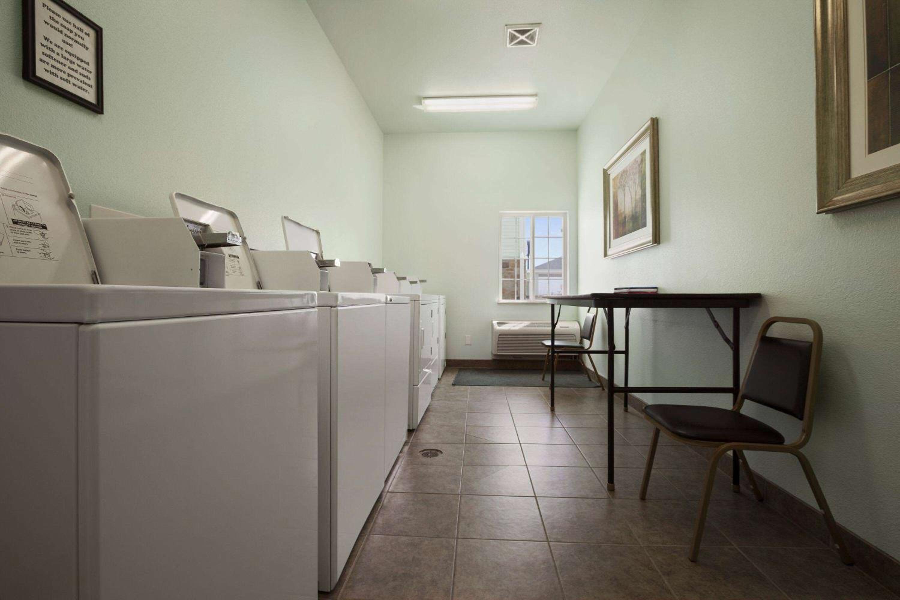 Days Inn & Suites by Wyndham Columbus NE