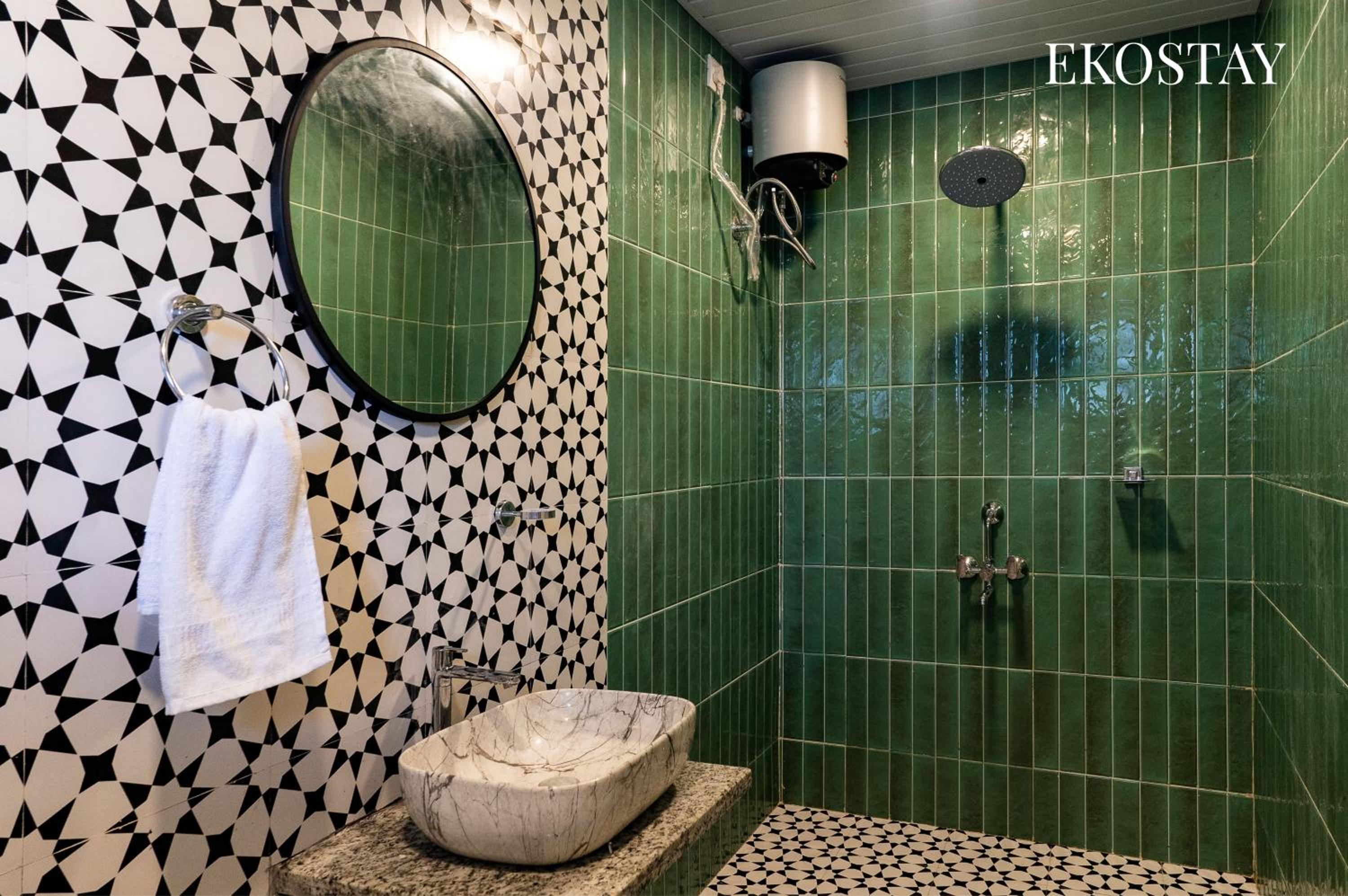 EKOSTAY - 8BHK La Flamingo Villa with Private Turf