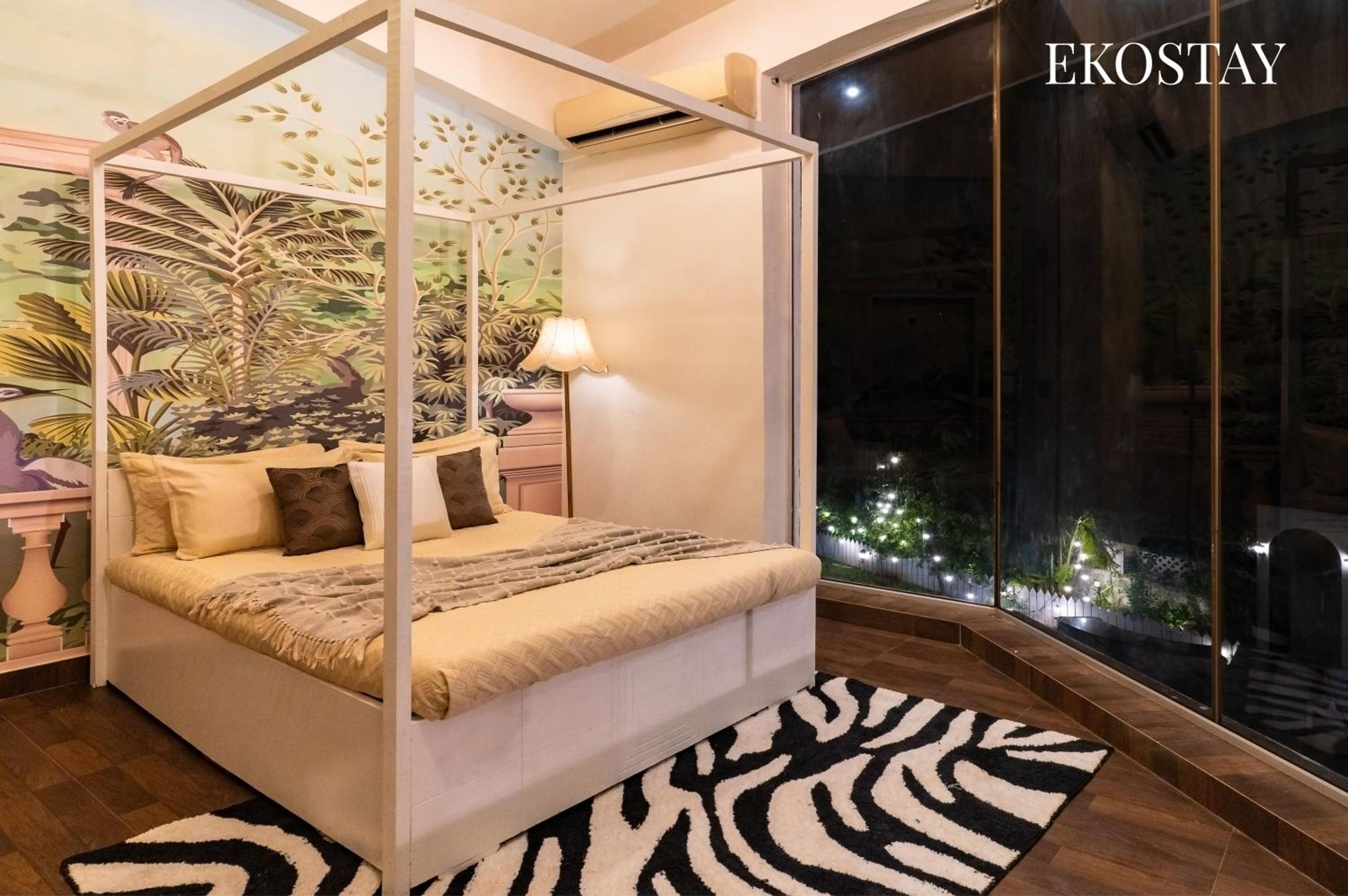 EKOSTAY - 8BHK La Flamingo Villa with Private Turf