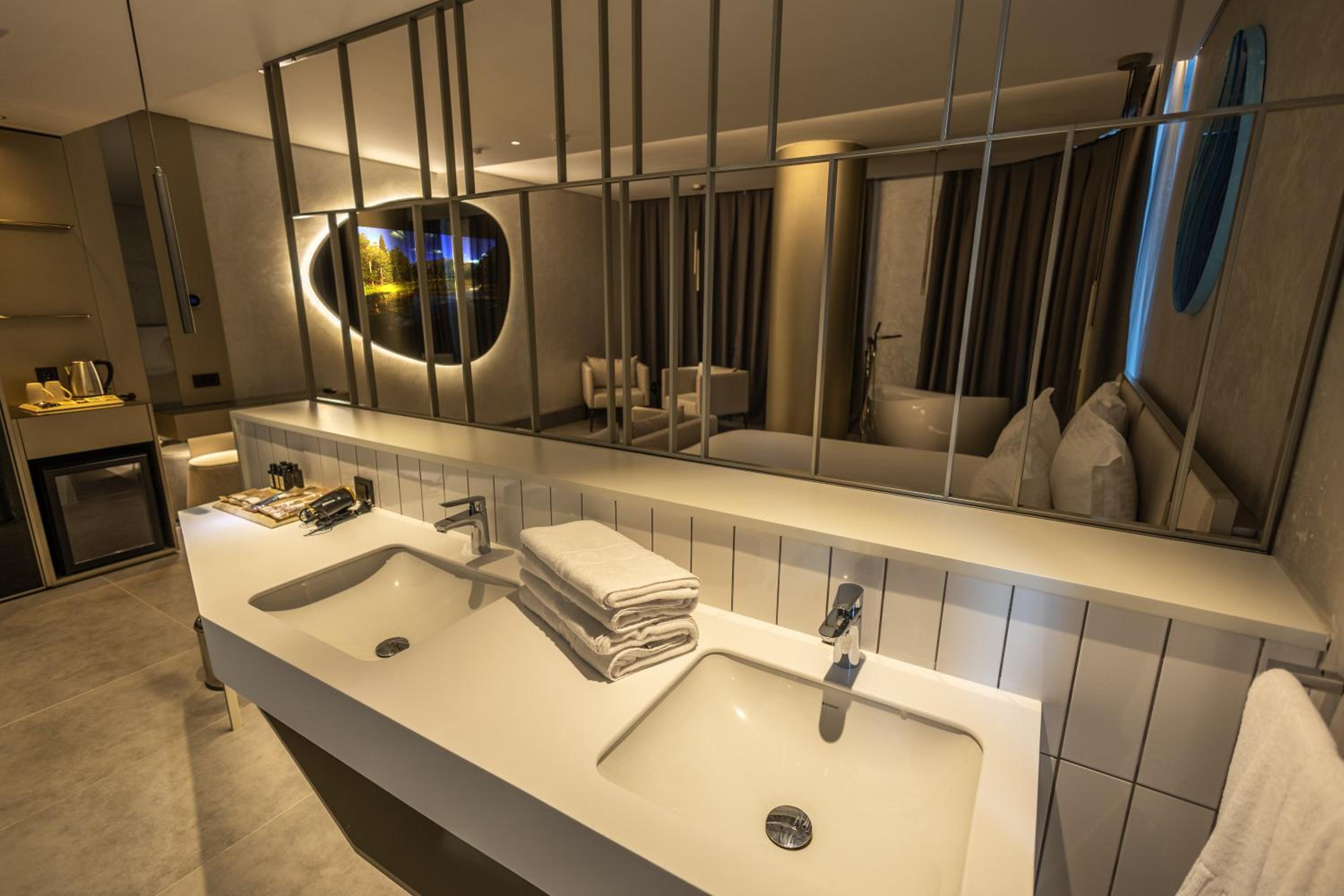 FOUR HILLS HOTEL - Image 9