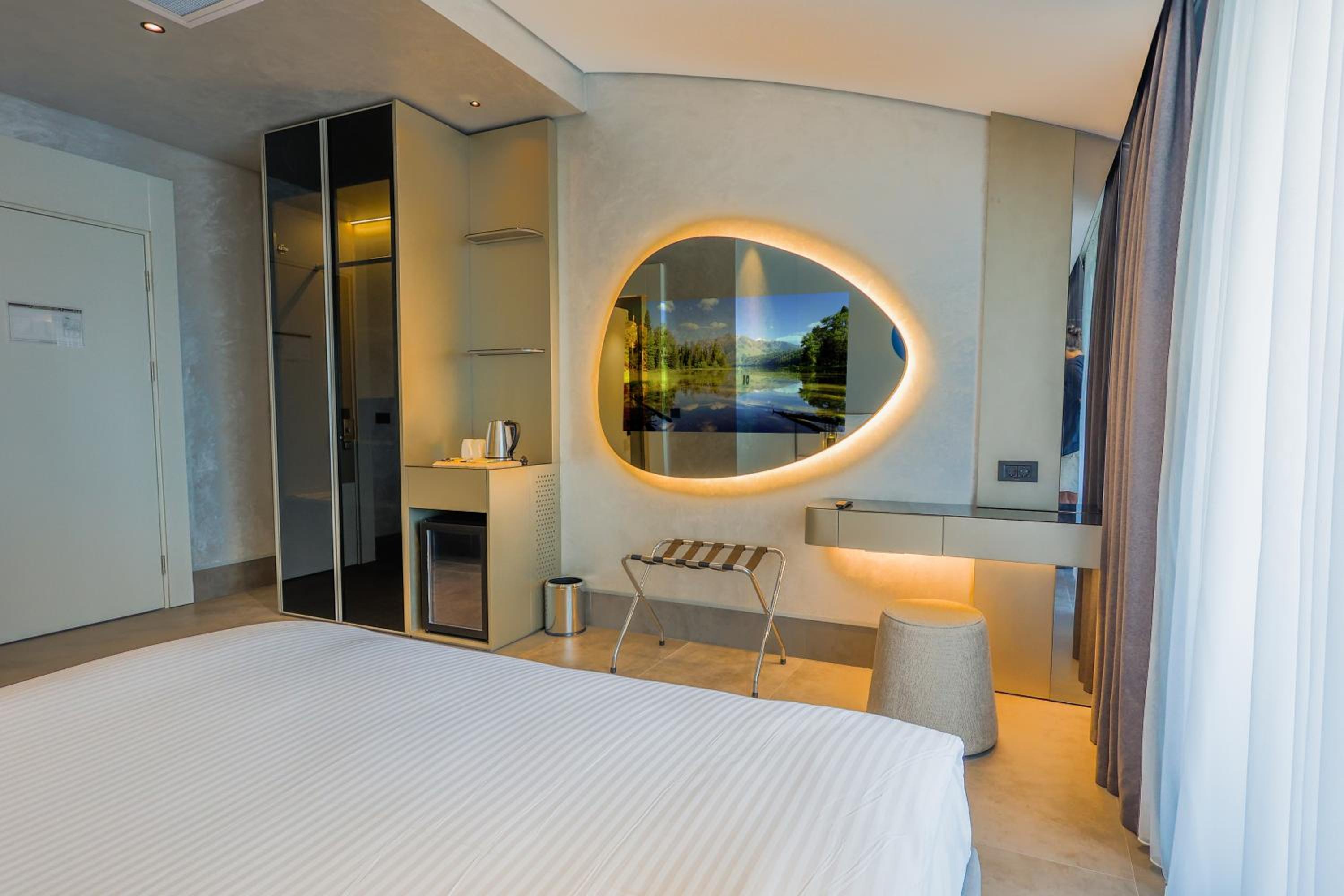 FOUR HILLS HOTEL - Image 39