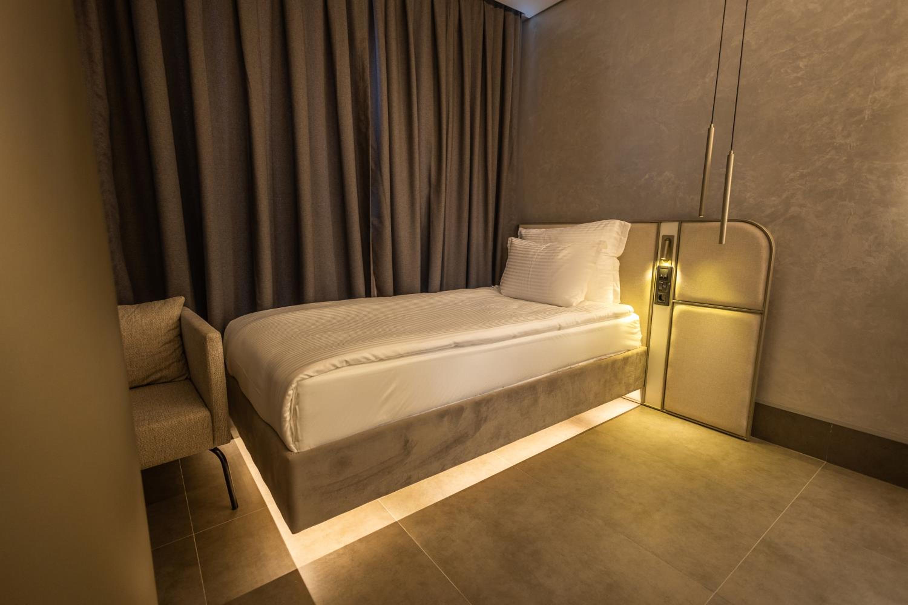 FOUR HILLS HOTEL - Image 38