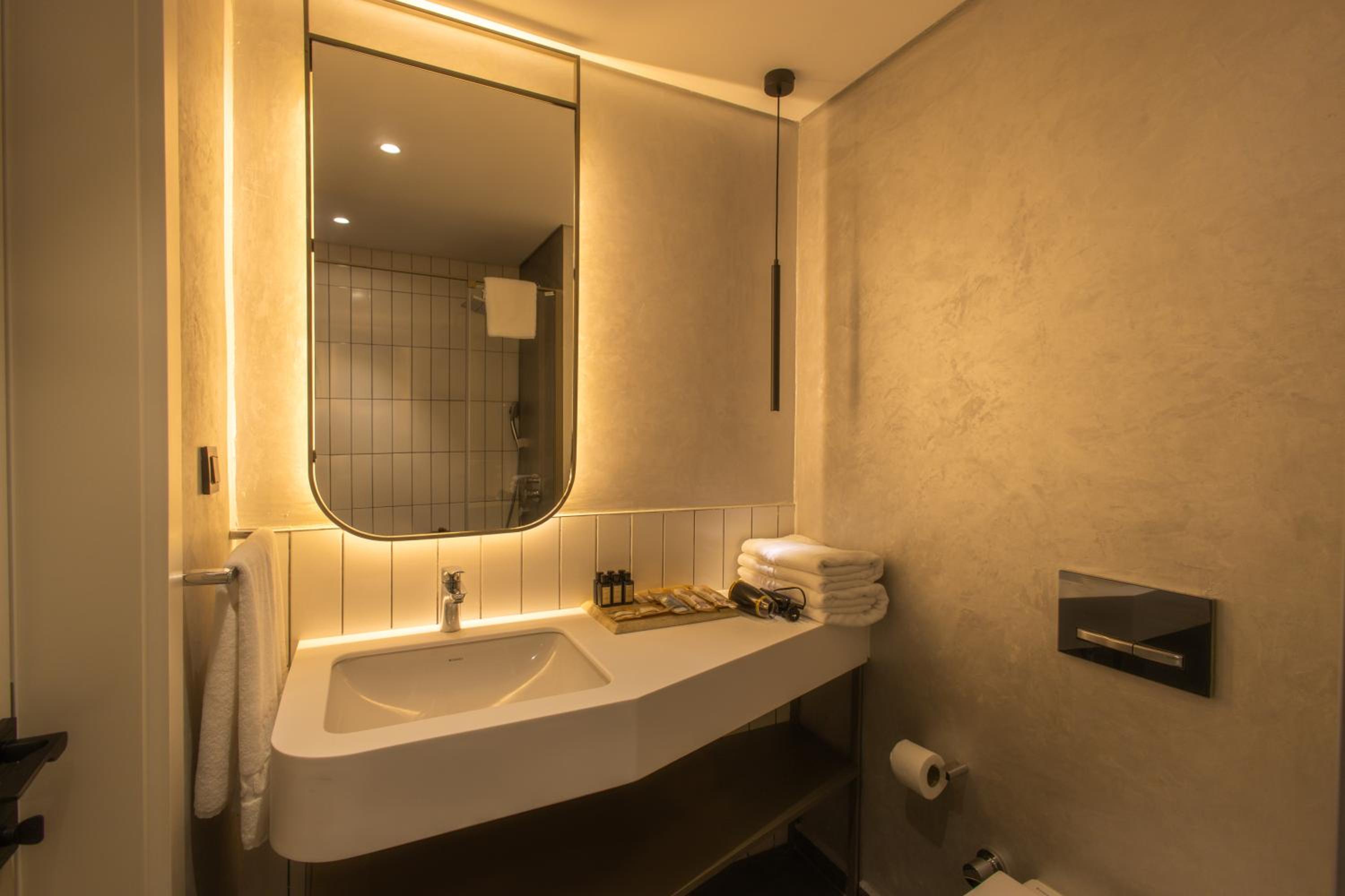 FOUR HILLS HOTEL - Image 5