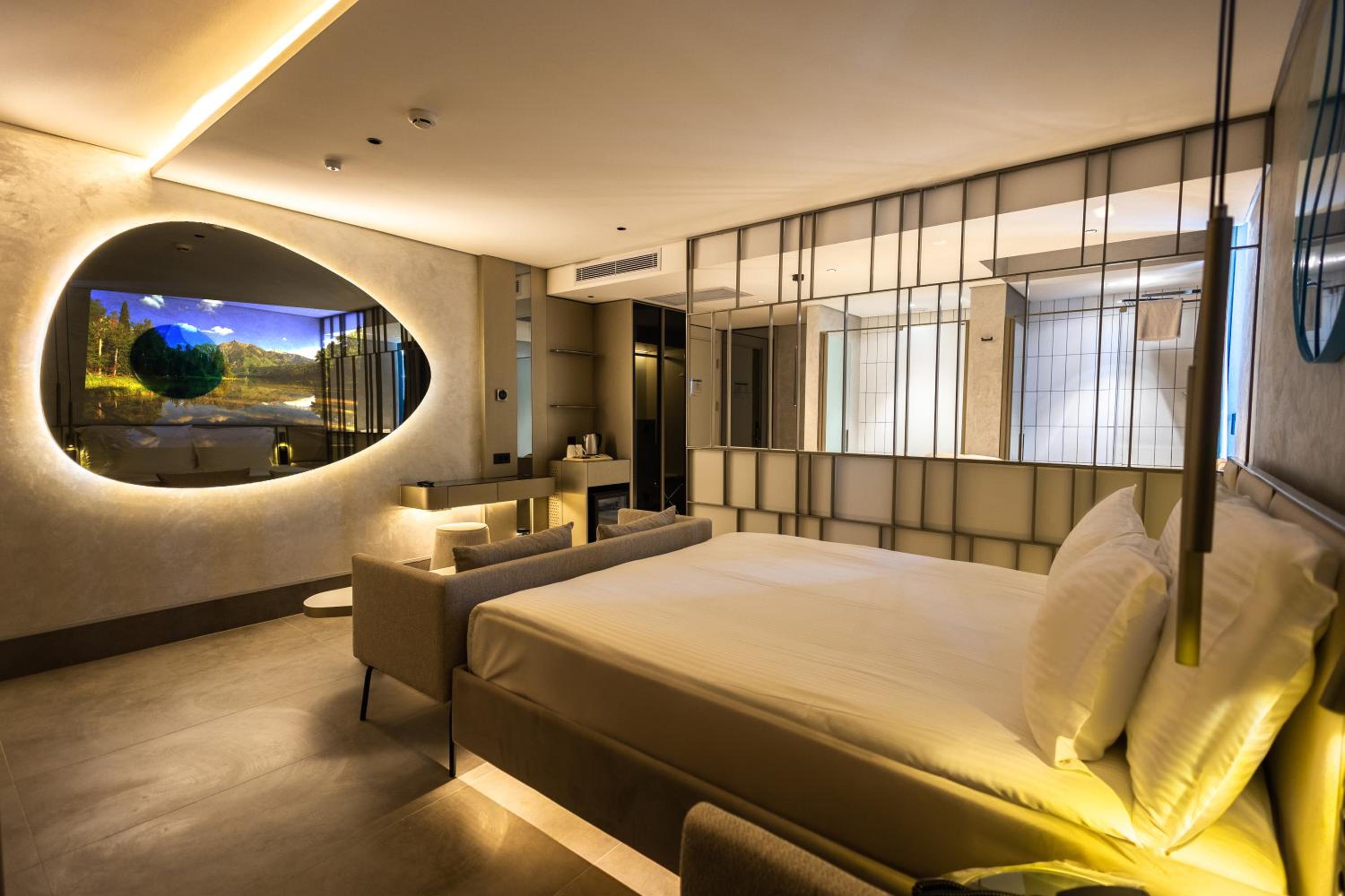 FOUR HILLS HOTEL - Image 7