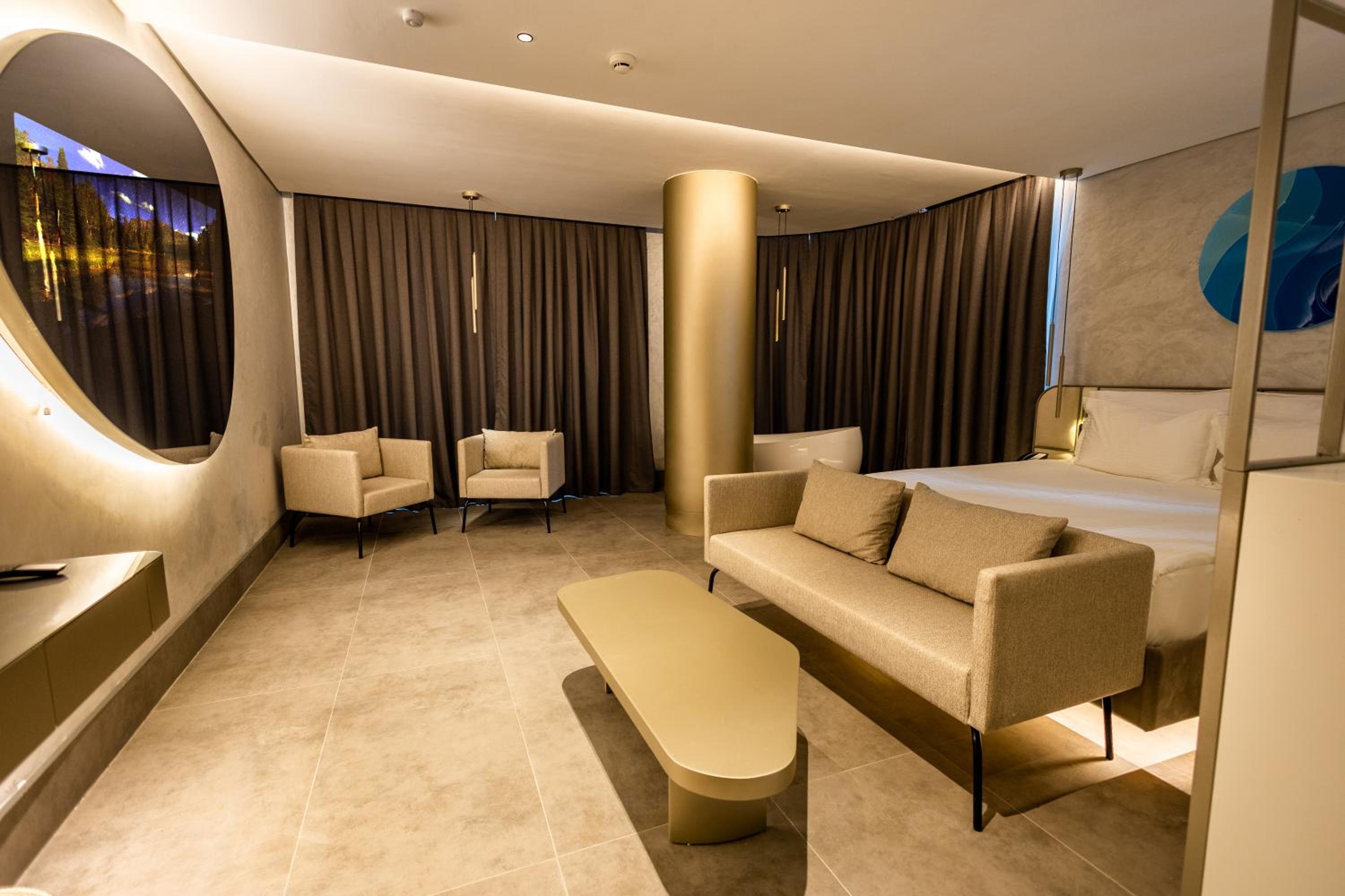 FOUR HILLS HOTEL - Image 10