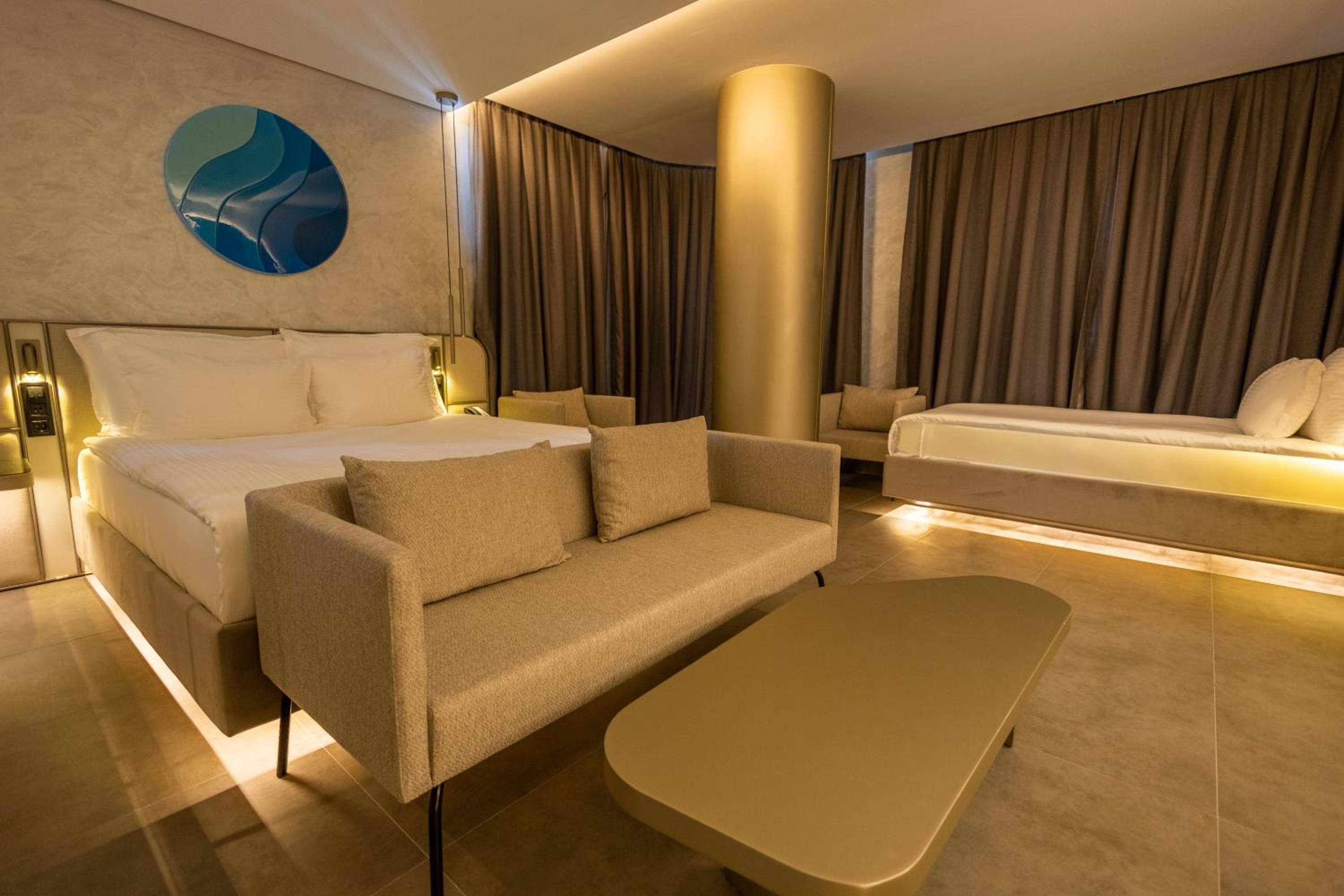 FOUR HILLS HOTEL - Image 11