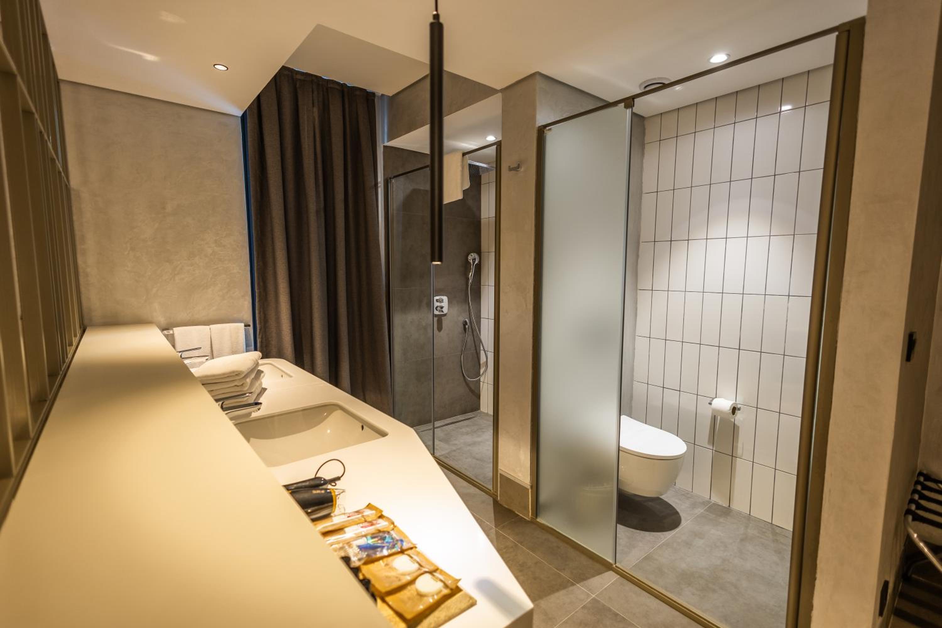 FOUR HILLS HOTEL - Image 12