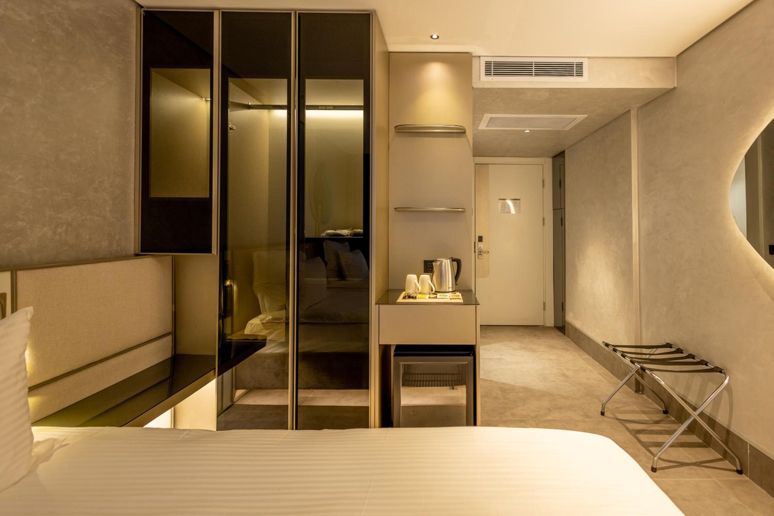 FOUR HILLS HOTEL - Image 16