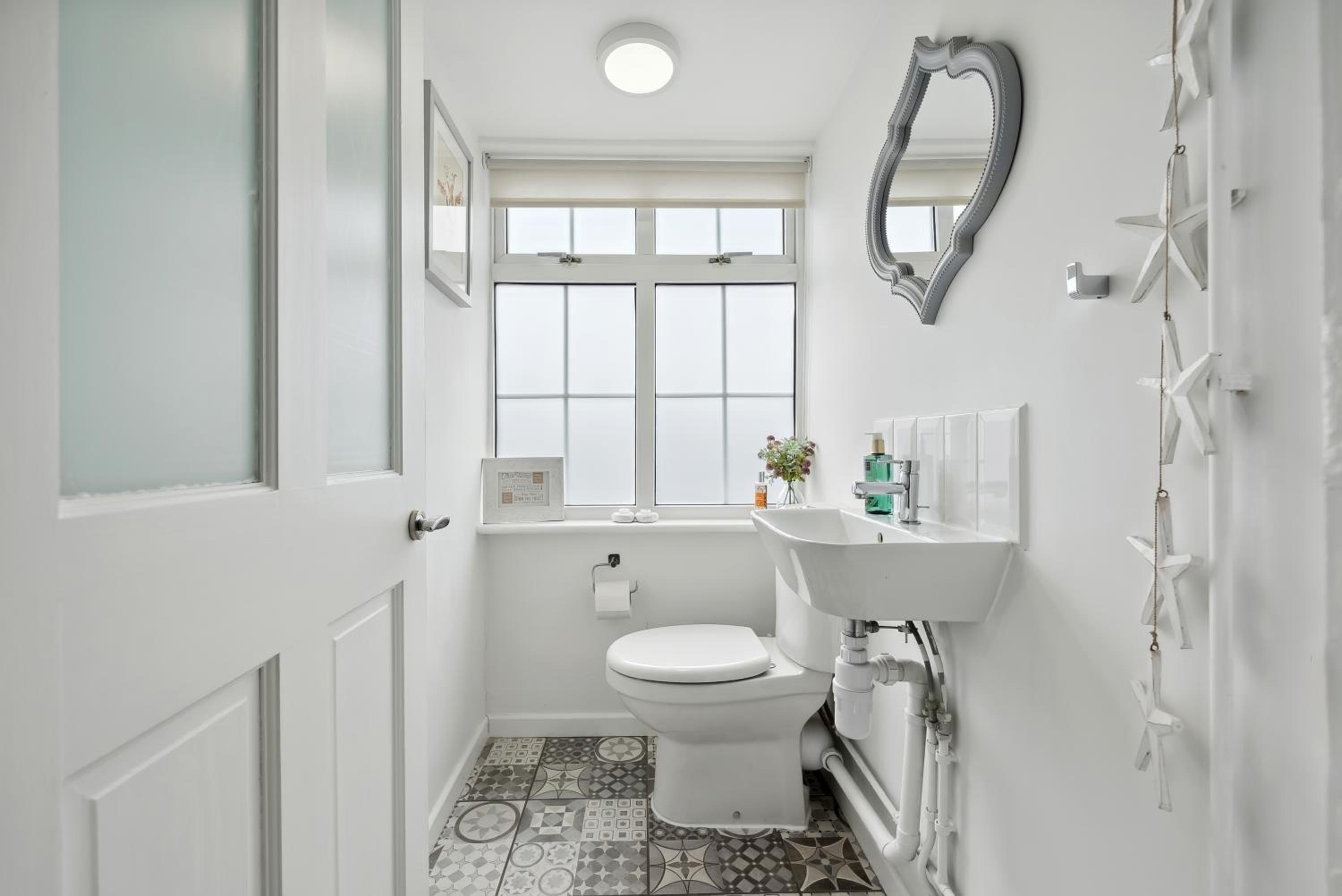 Luxurious 5 BR Villa on Hamble River without Pool - By Blue Puffin Stays view 4