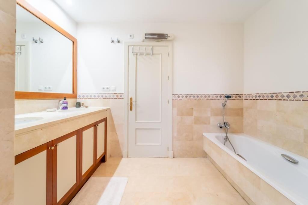 Elegant 3-Bedroom Apartment in La Quinta Marbella