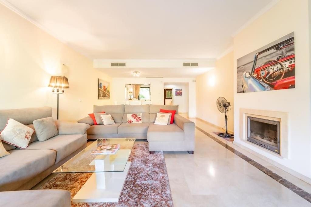 Elegant 3-Bedroom Apartment in La Quinta Marbella