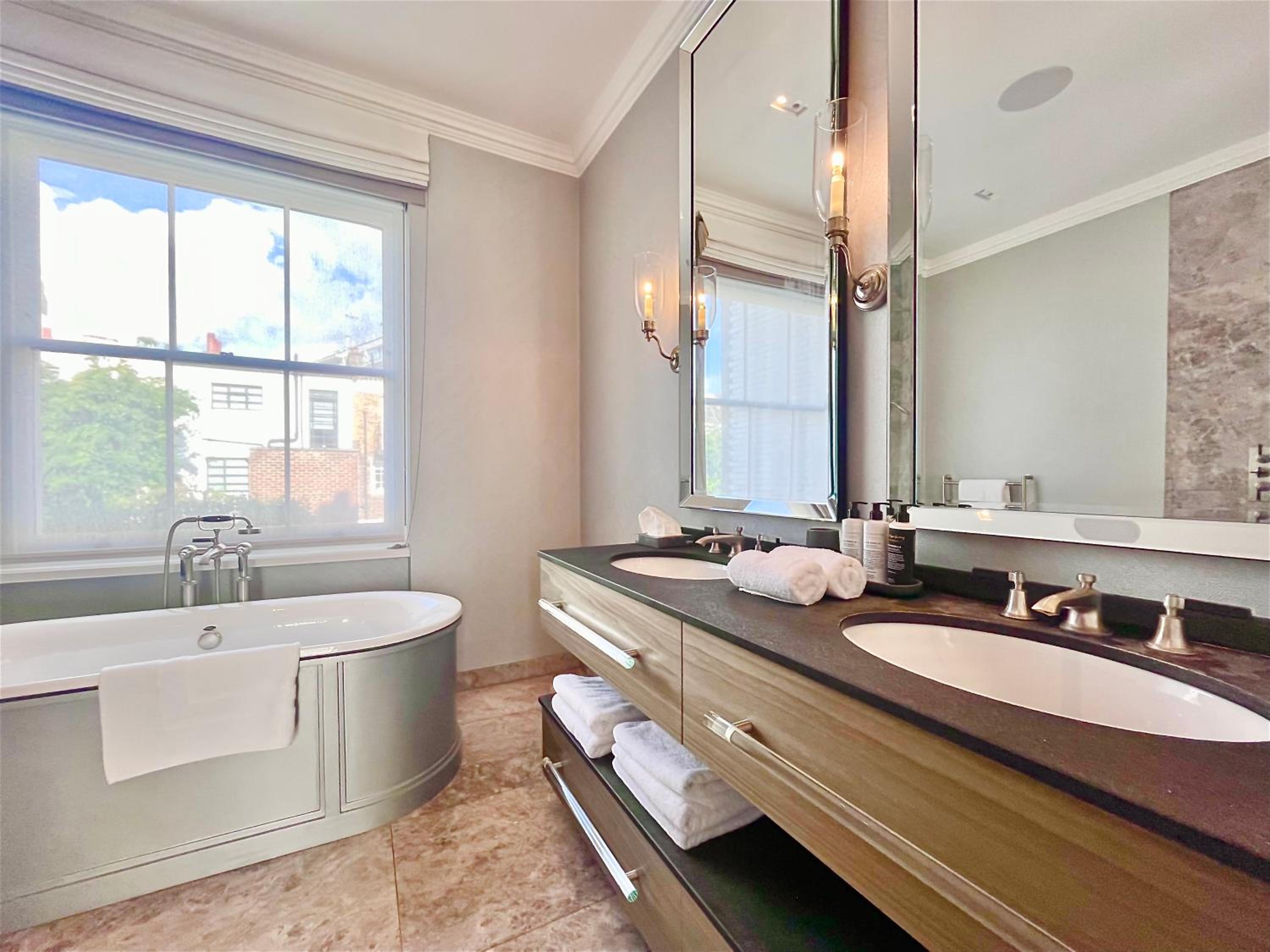 Luxury 4 Bedrooms 5 Baths 2 Receptions Family House with Garden Chelsea