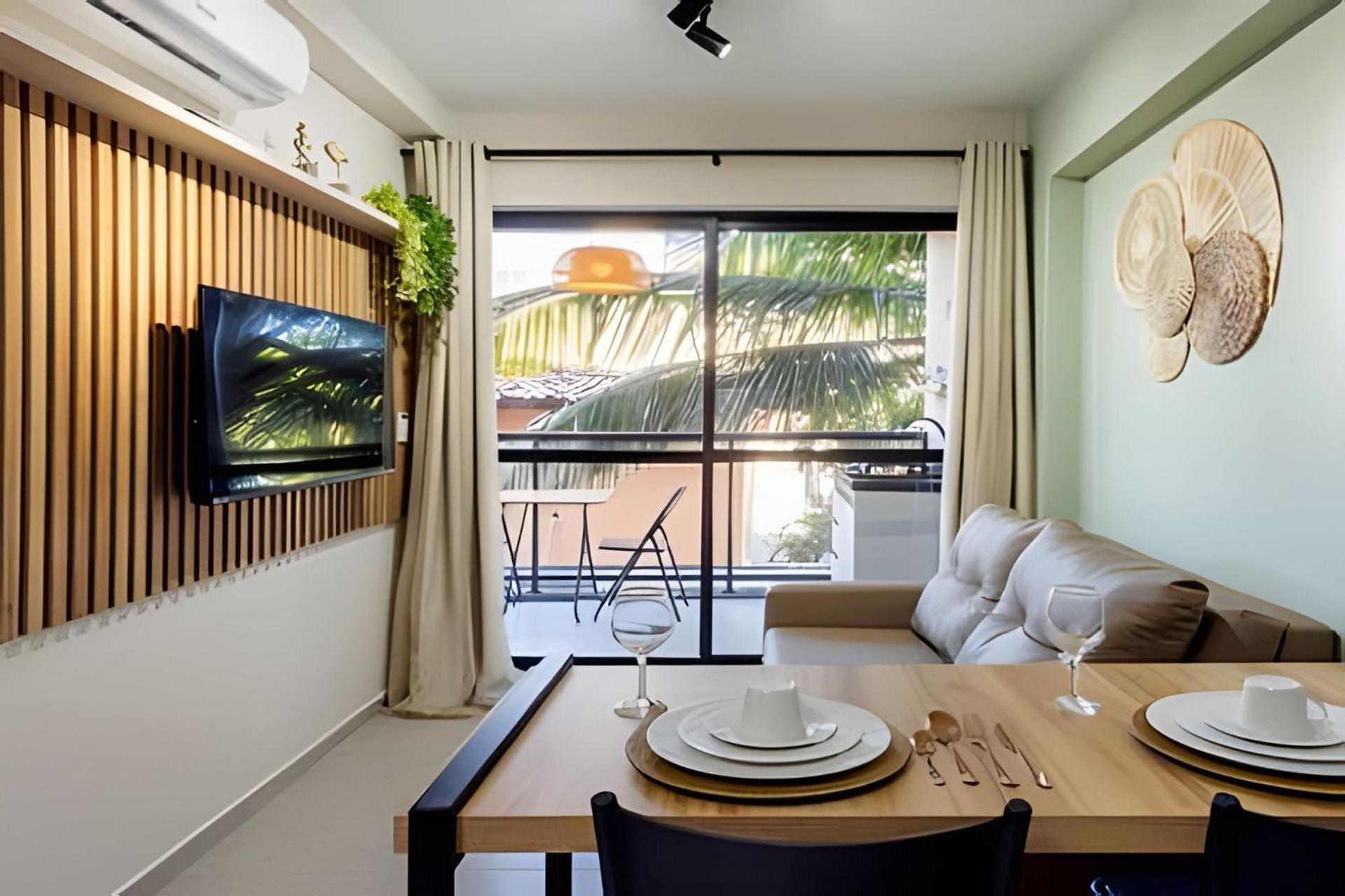 Centro da vila a 50m do mar com cozinha completa, varanda e piscina com vista panorâmica